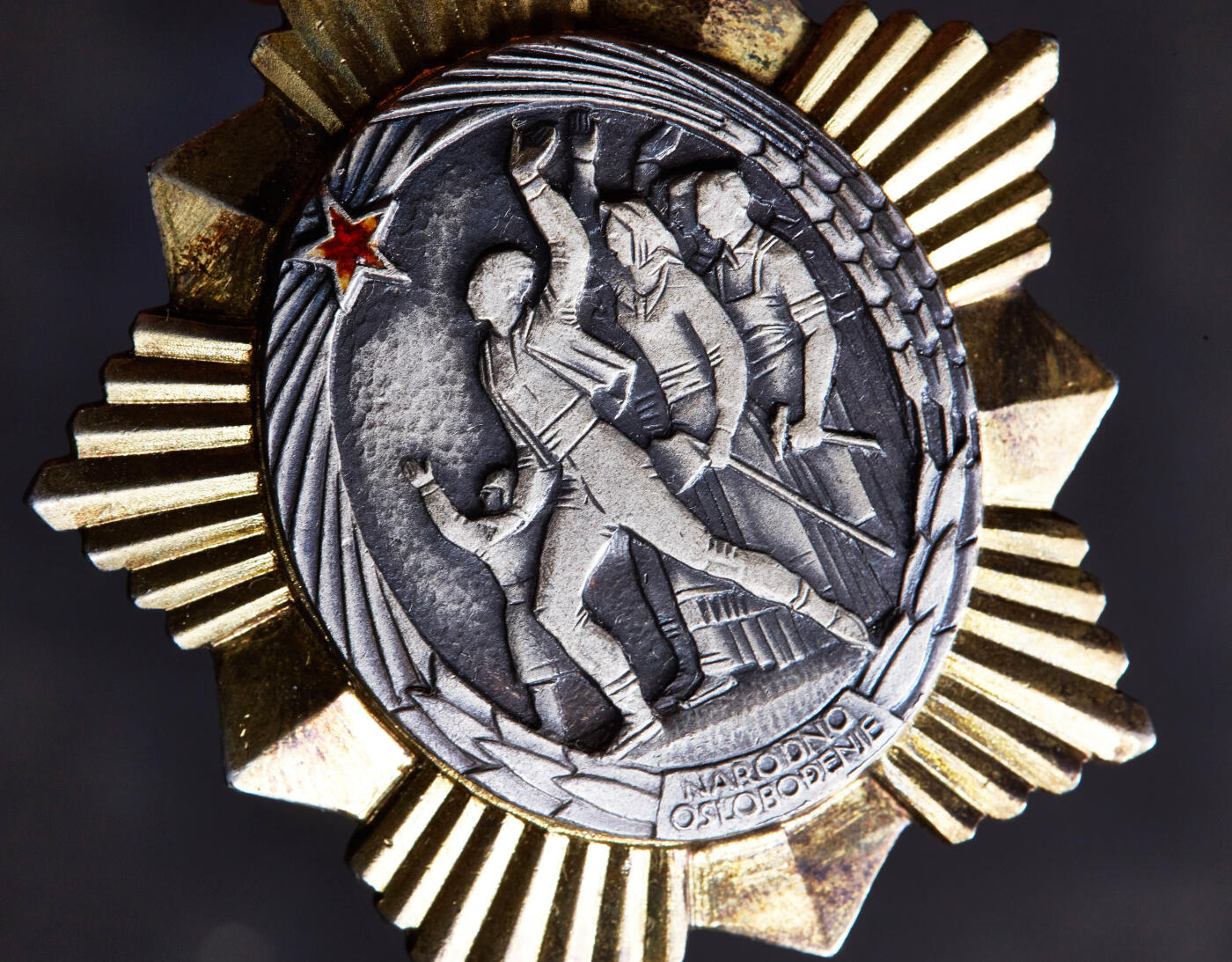 【俄甄集藏】2026年(046)01-07 星期三 晚 19:30 全场包邮 南斯拉夫1943年轮版解放勋章，银质镀金局部珐琅，81号，尺寸：35mm x 45mm，重量：50.22克，南斯拉夫勋章里的高等级品种