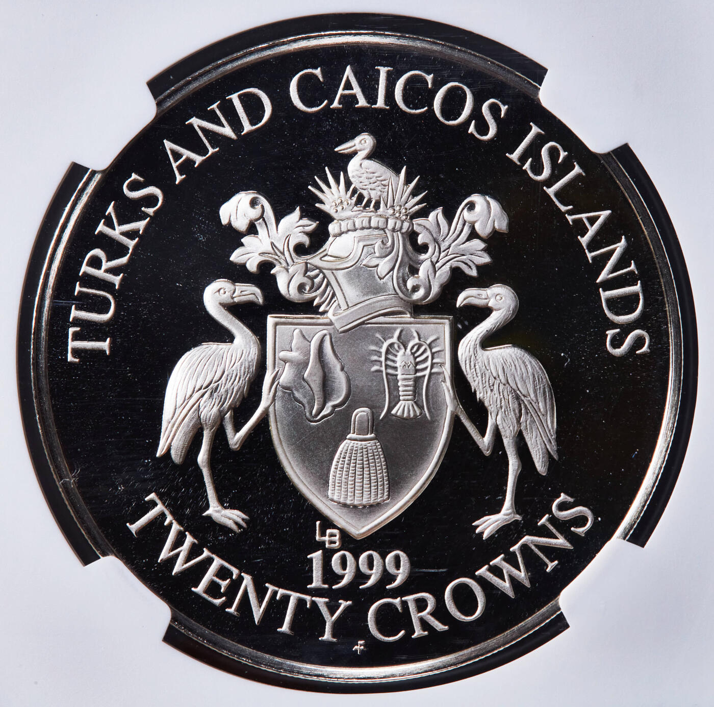 【俄甄集藏】2026年(046)01-07 星期三 晚 19:30 全场包邮 英属特克斯和凯科斯群岛1999年FM版马林旗鱼20克朗精制大银币，NGC PF68UC，设计精美，重33.37克，999银，盒子边缘有小磕