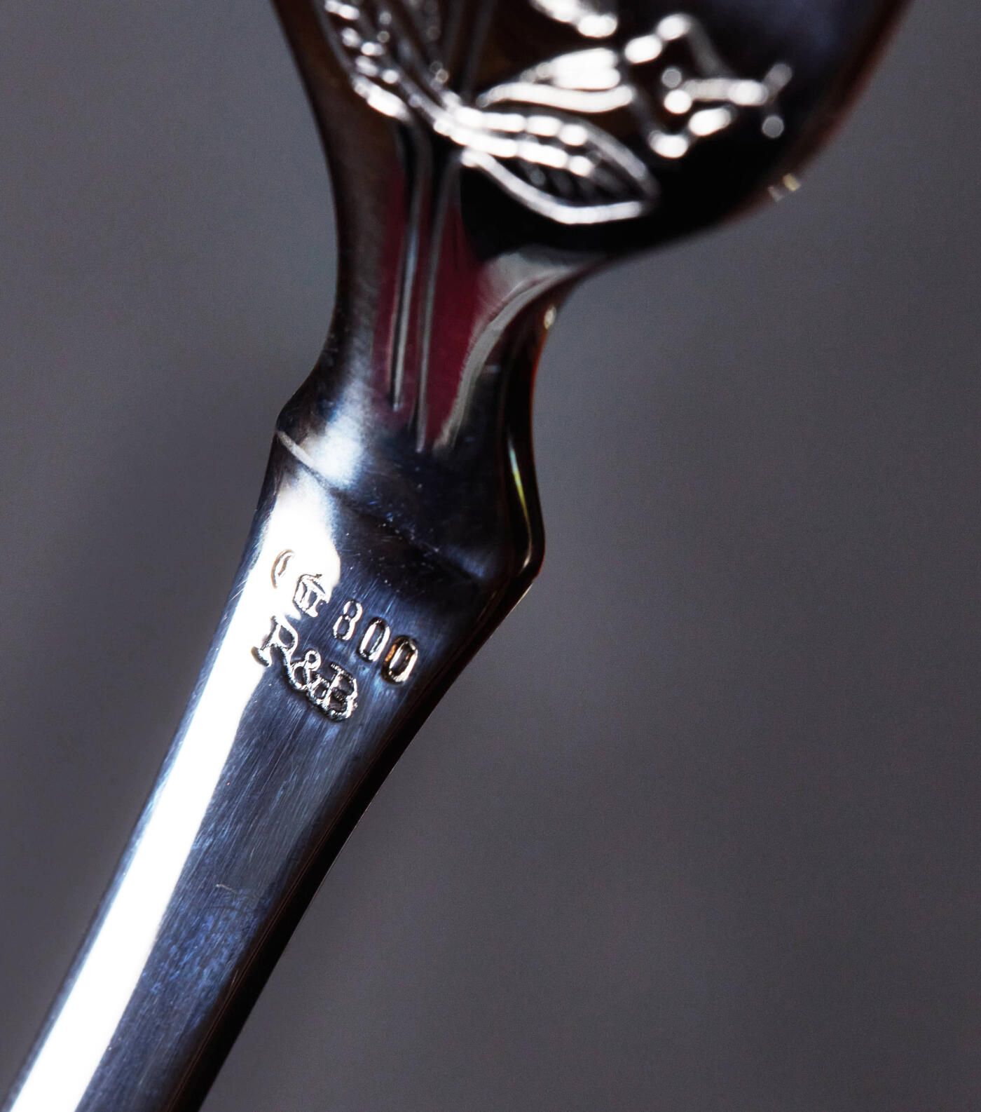 【俄甄集藏】2026年(046)01-07 星期三 晚 19:30 全场包邮 德国著名罗比&伯克顶级银器工坊（1874年成立）出品现代复刻19世纪丹麦（老哥本哈根）比德迈风格刻花银质餐叉6支一套，酒红色丝绒收纳袋与硬盒包装，餐叉长：193mm，宽：20mm，重量：405.47克，800银标为历史复刻，实物为925银，全新品相，银器收藏里的奢饰品，设计精美