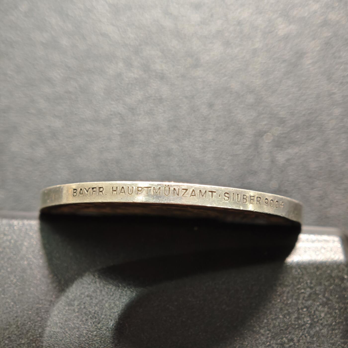 【德藏】世界币章拍卖第160期 1933年 德国德国民族社会主义工人党党首锁链鹰银章 磨砂质感 边缘磨损 直径约：36.1mm；重约：21.7g（原图请联系客服）