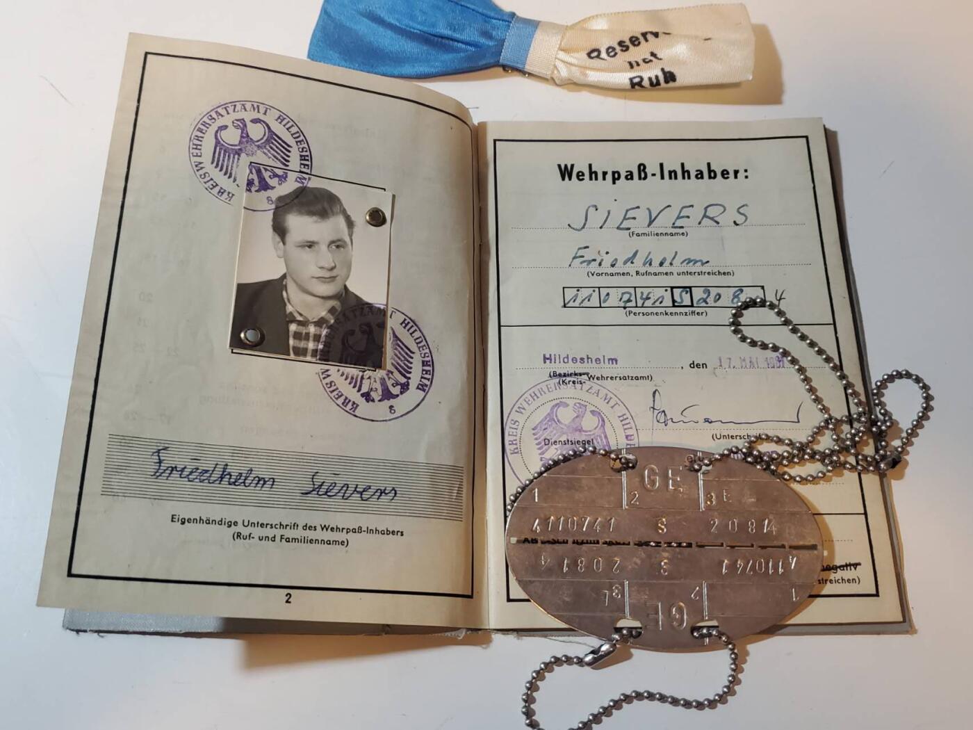 韵星假日拍卖第三十五期 -- Rimey Holidays Auction 34 联邦德国（西德）士兵证套证 Sievers Friedhelm 带有士兵证 记录了其服役状态和刻字实发狗牌 和服役纪念别针