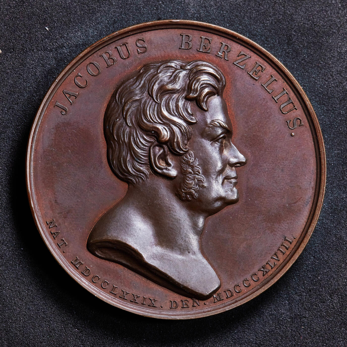 【俄甄集藏】2026年(046)01-07 星期三 晚 19:30 全场包邮 瑞典1848年纪念皇家科学院秘书化学家永斯·雅克布·贝采里乌斯逝世大铜章，直径：55mm，重量：97.35克，巧克力包浆，高浮雕