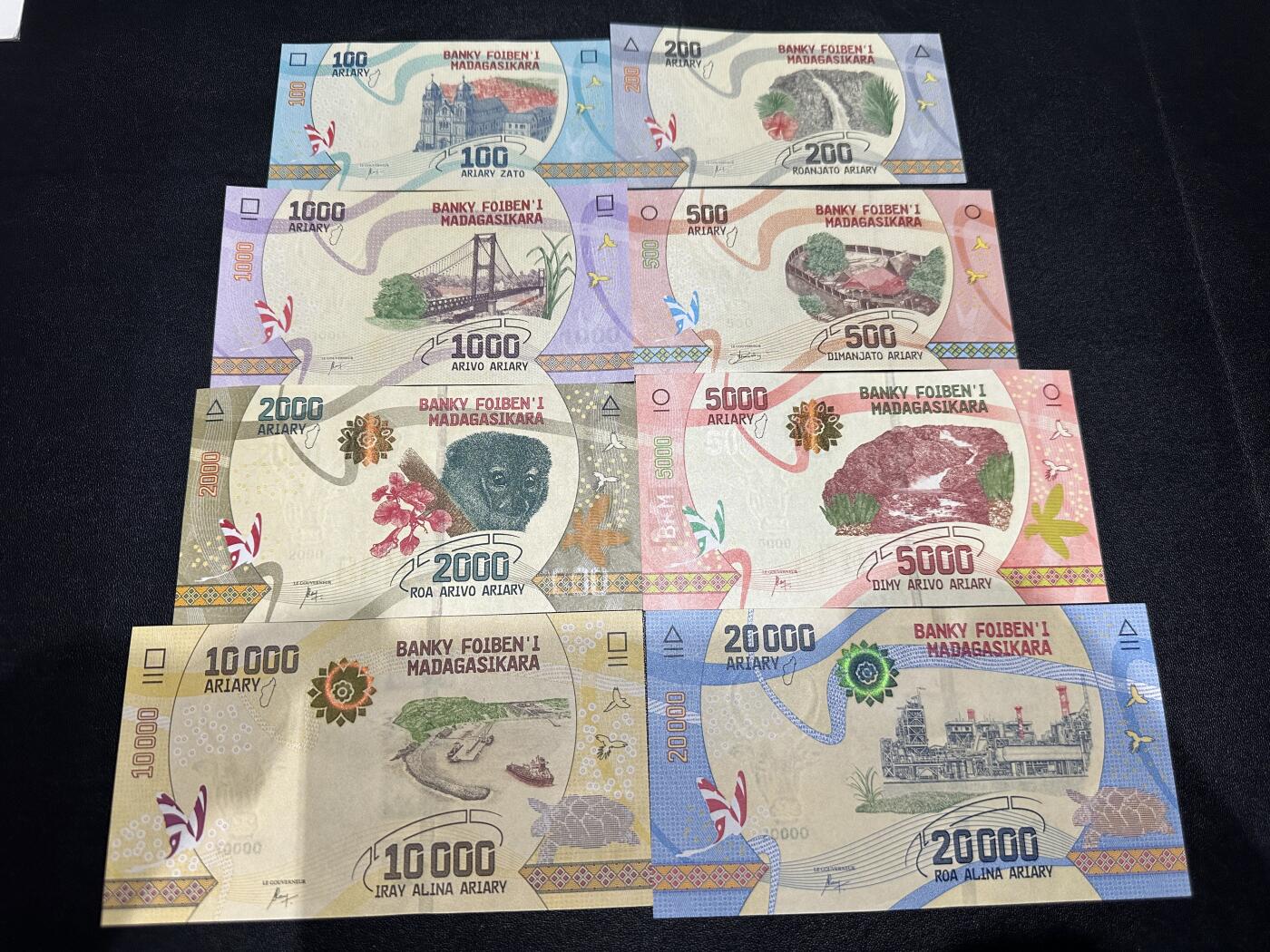 《外钞收藏家》第五百九十九期（畅拍场）（本平台长期征集拍品、欢迎藏友们联系合作） 马达加斯加100-2万面额 8张一起 全新UNC