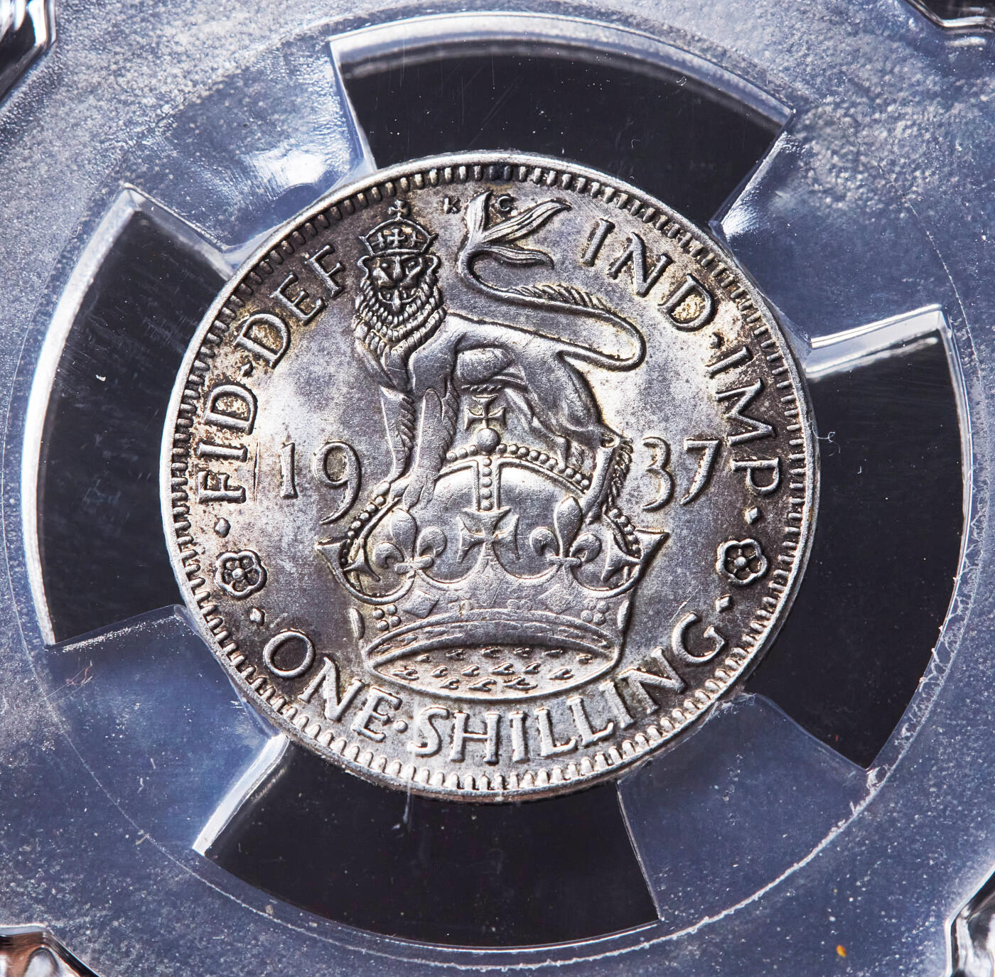 【俄甄集藏】2026年(046)01-07 星期三 晚 19:30 全场包邮 英国1937年爱德华八世Fantasy精制1先令银币，信泰 PF64UC，酱彩包浆，转光品相，稀少品种