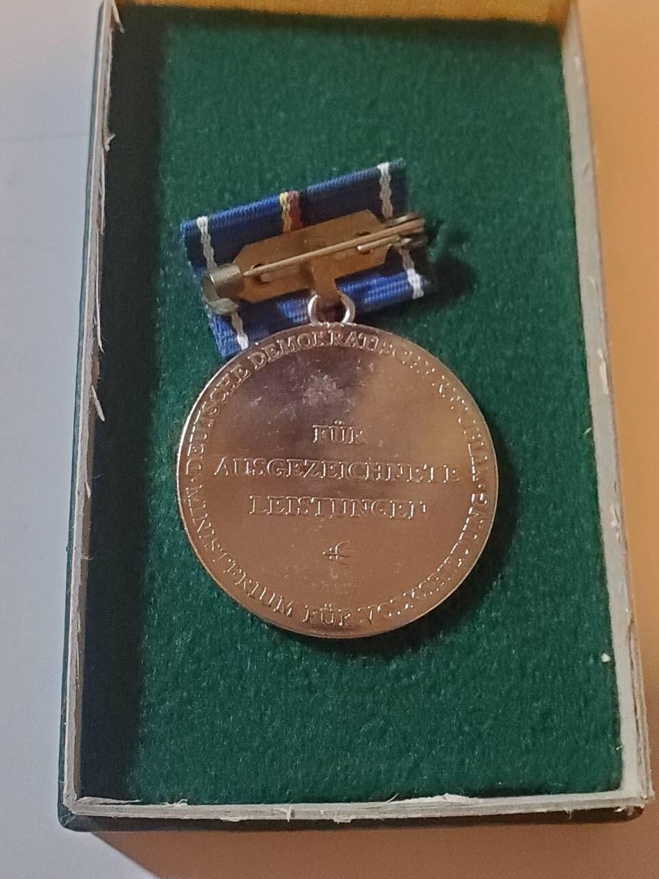 韵星假日拍卖第三十五期 -- Rimey Holidays Auction 34 民主德国银级莱辛奖章 库存品相 铜镀银 带早期仿皮原盒