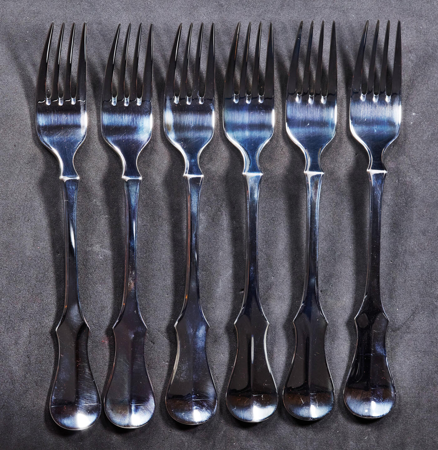 【俄甄集藏】2026年(046)01-07 星期三 晚 19:30 全场包邮 德国著名罗比&伯克顶级银器工坊（1874年成立）出品现代复刻19世纪丹麦（老哥本哈根）比德迈风格刻花银质餐叉6支一套，酒红色丝绒收纳袋与硬盒包装，餐叉长：193mm，宽：20mm，重量：405.47克，800银标为历史复刻，实物为925银，全新品相，银器收藏里的奢饰品，设计精美