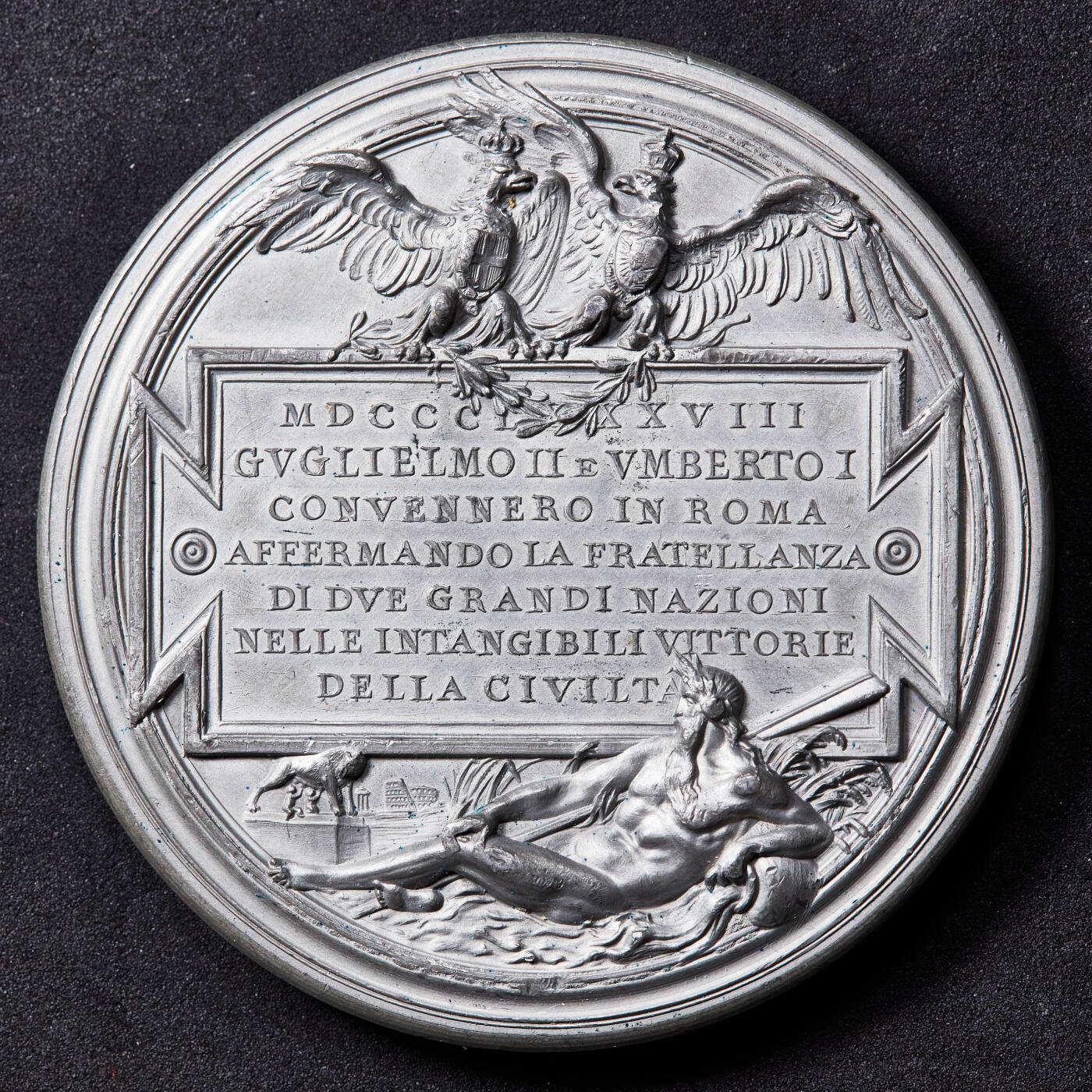 【俄甄集藏】2026年(046)01-07 星期三 晚 19:30 全场包邮 意大利1888年纪念德意同盟翁贝托一世与威廉二世罗马会面白色金属纪念章，直径：70mm，重量：124.1克，斯蒂法诺·约翰森作品，高浮雕，名誉品种
