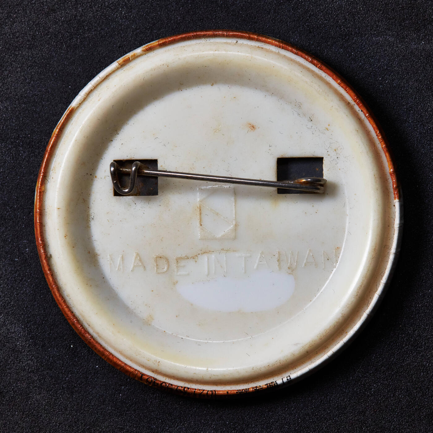 【俄甄集藏】2026年(046)01-07 星期三 晚 19:30 全场包邮 中国台湾1988年纪念蒋经国先生逝世挂盘，直径：57mm，表面有腐蚀