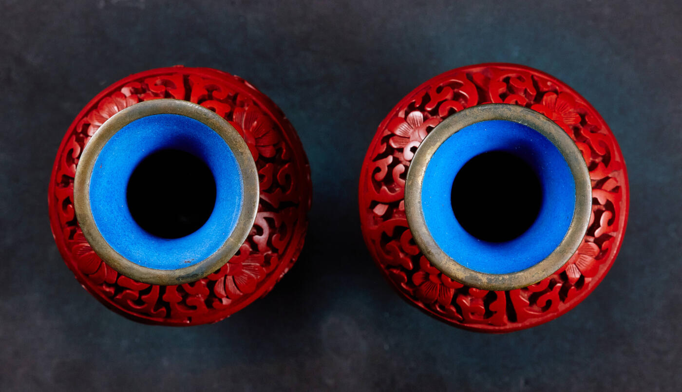 【俄甄集藏】2026年(046)01-07 星期三 晚 19:30 全场包邮 中国1950-1970年代出口换汇时期剔红漆器花瓶两支一对，铜胎蓝瓷底，满工纹饰，高：105mm，宽直径：60mm，底座：40mm