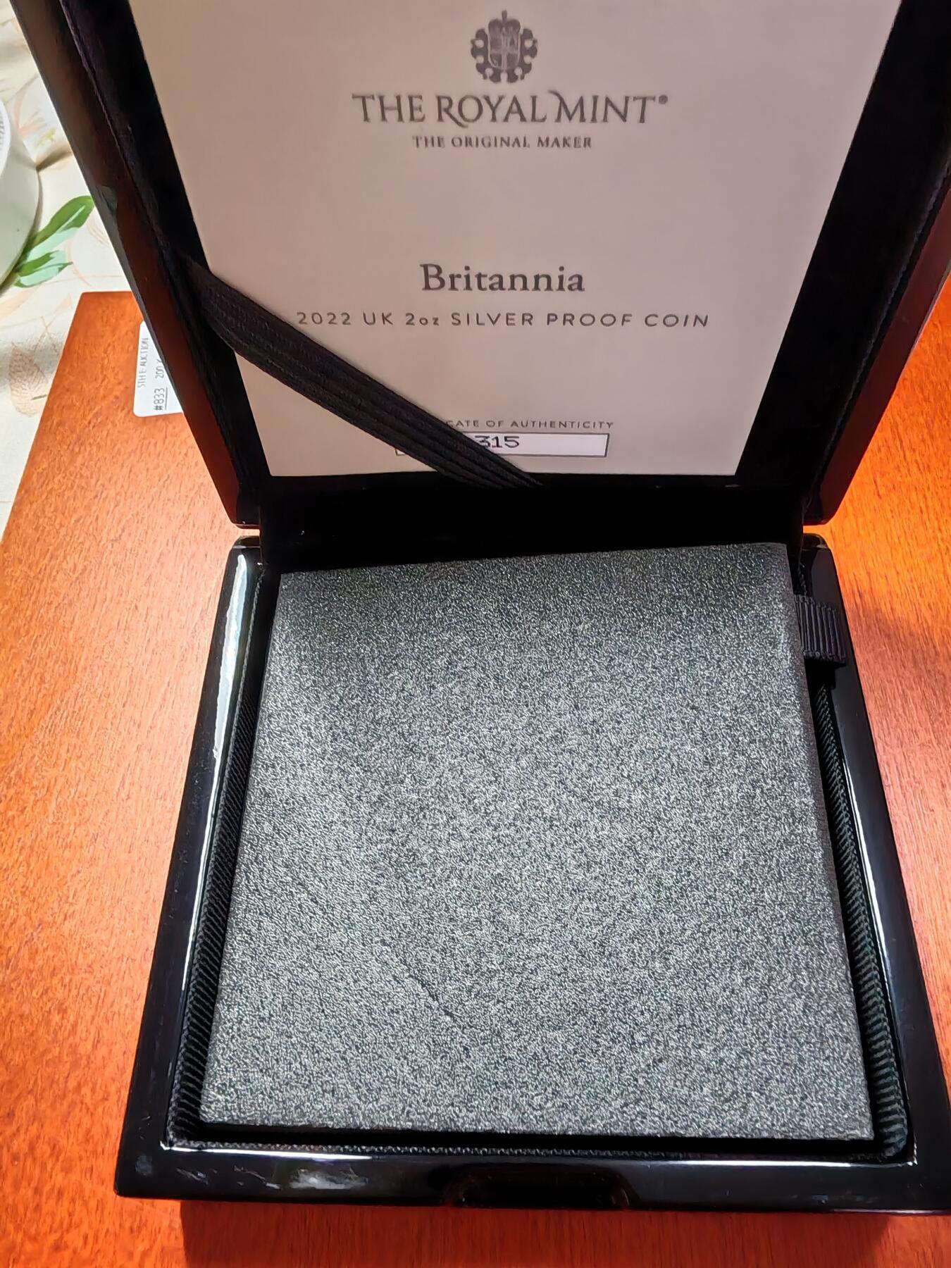 长老汇蛇年精选第九十一场拍卖 2022英国不列颠女神5英镑精制银币，2盎司999银，550枚，盒证全，钢琴烤漆木盒，仪式感十足的英国皇家造币厂包装盒