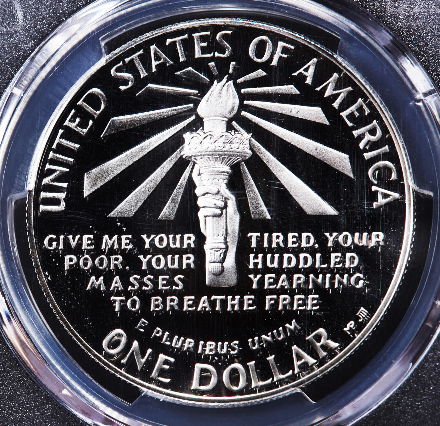 【俄甄集藏】2026年(046)01-07 星期三 晚 19:30 全场包邮 美国1986年S版自由女神1美元精制大银币，PCGS PR69DC，重26.73克，90%银