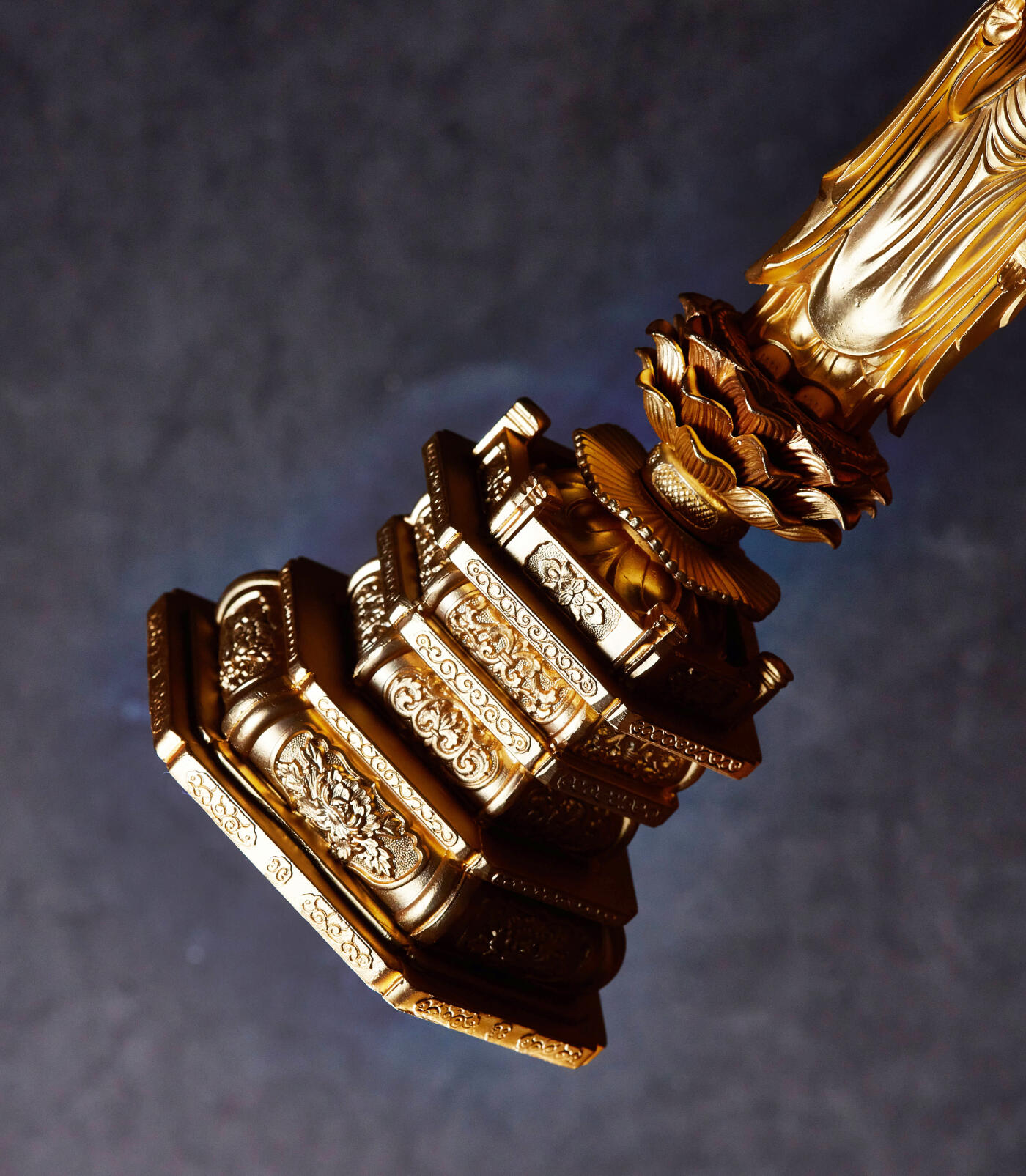 【俄甄集藏】2026年(046)01-07 星期三 晚 19:30 全场包邮 日本现代名家工艺释迦牟尼铜镀金立体佛像，原盒带证，高：240mm，底座直径：95mm，重量：810克，开脸好，金水足