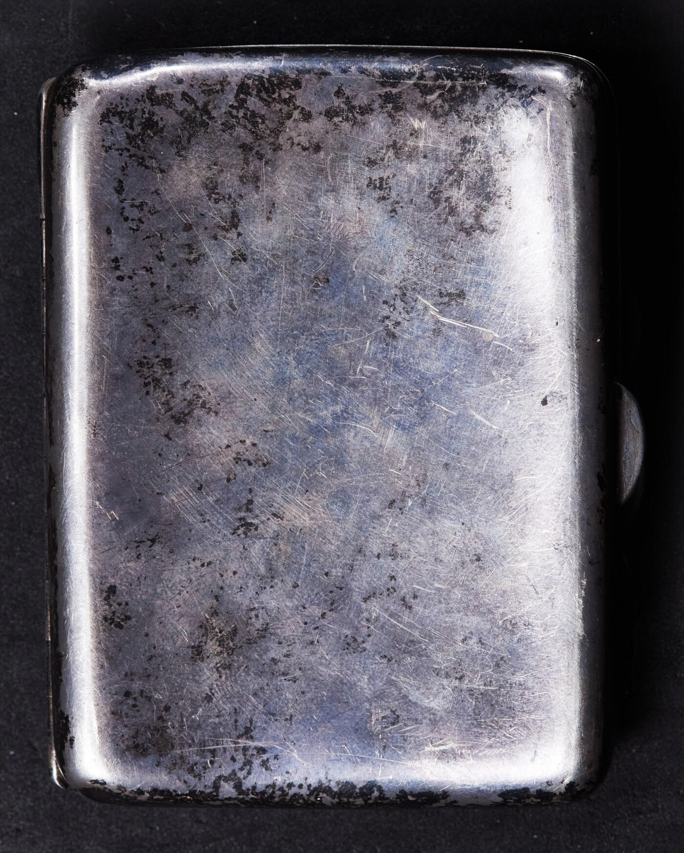 【俄甄集藏】2026年(046)01-07 星期三 晚 19:30 全场包邮 英国伯明翰1919年霍顿与奥尔迪制银公司出品内镀金古董银烟盒，长：86mm，宽：68mm，厚：20mm，重量：118.68克，内有铭文