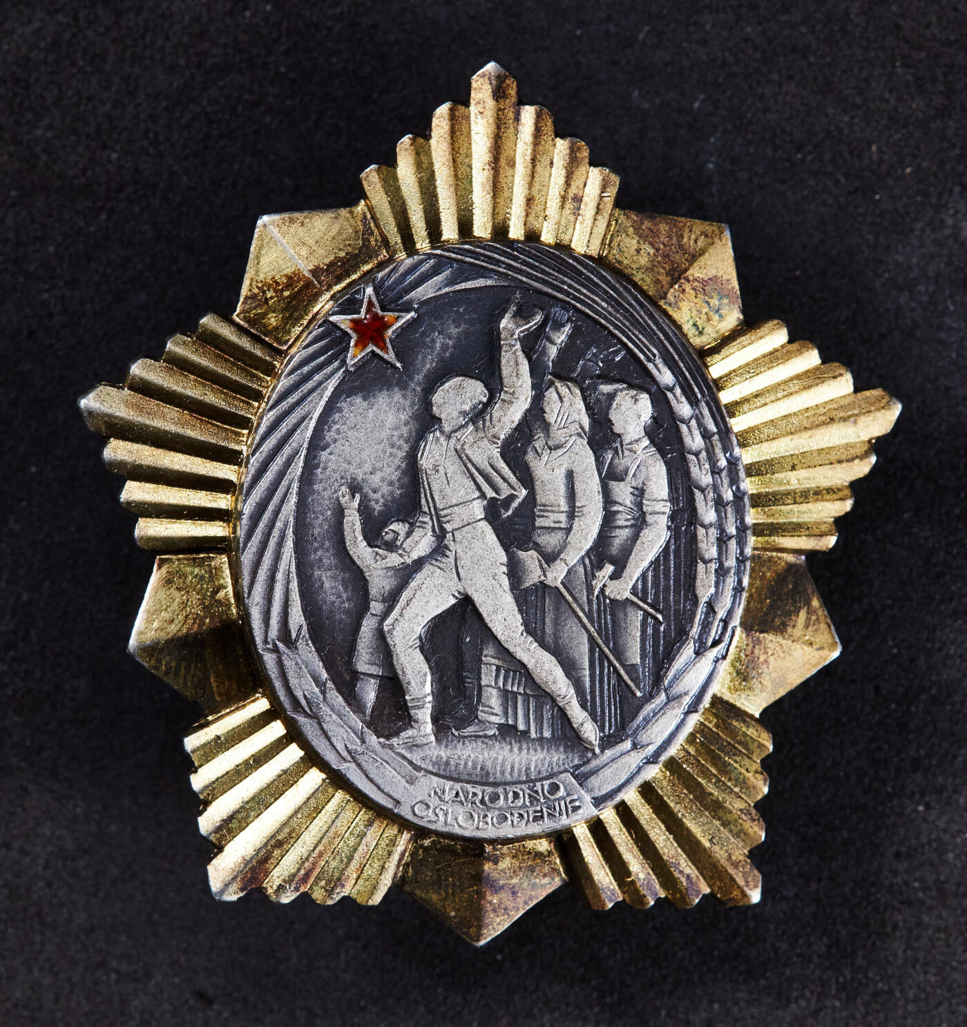 【俄甄集藏】2026年(046)01-07 星期三 晚 19:30 全场包邮 南斯拉夫1943年轮版解放勋章，银质镀金局部珐琅，81号，尺寸：35mm x 45mm，重量：50.22克，南斯拉夫勋章里的高等级品种