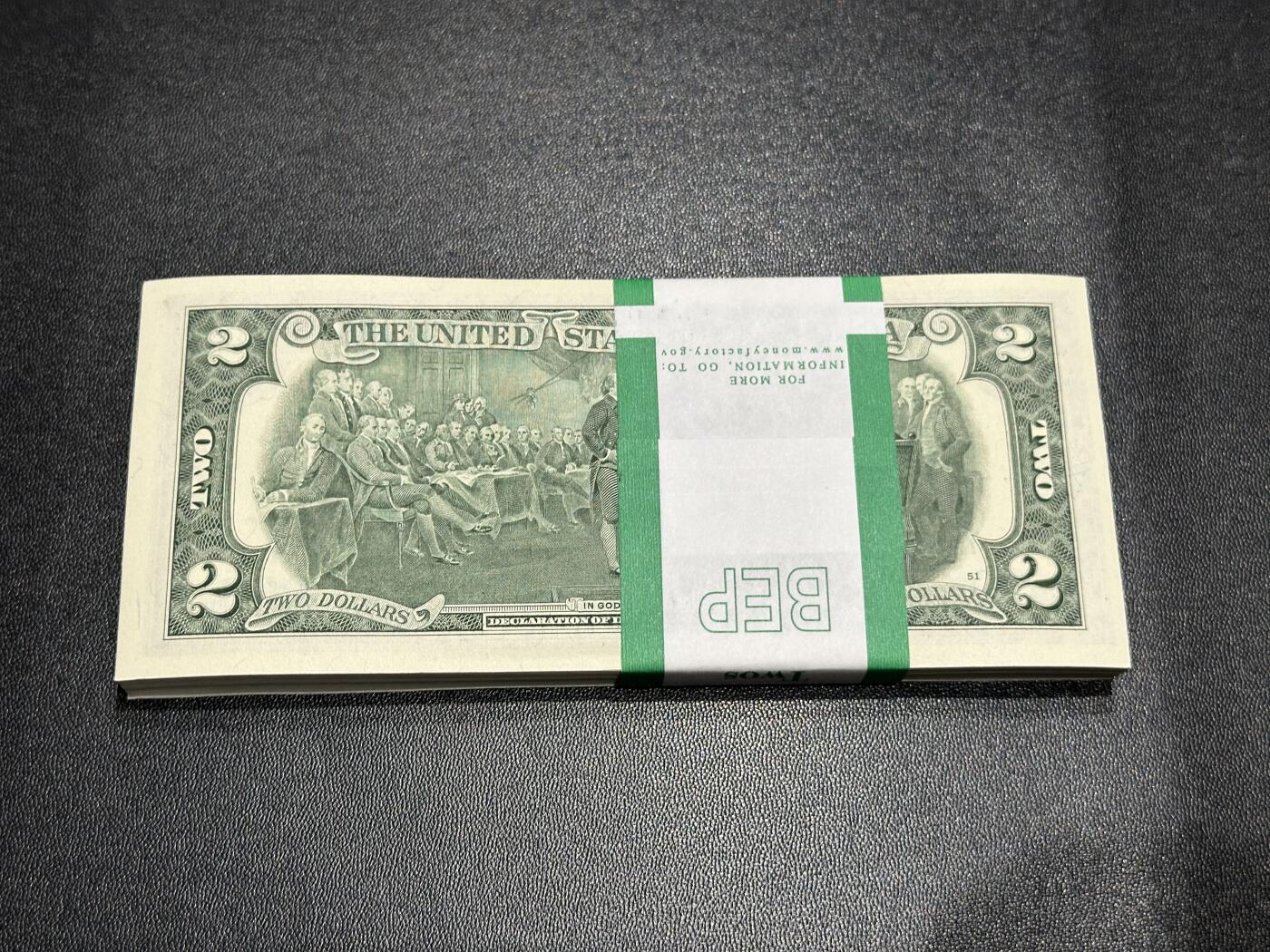 《外钞收藏家》第五百九十九期（畅拍场）（本平台长期征集拍品、欢迎藏友们联系合作） 2013年美国2美元 标准100连号 高位无47 尾801 全新