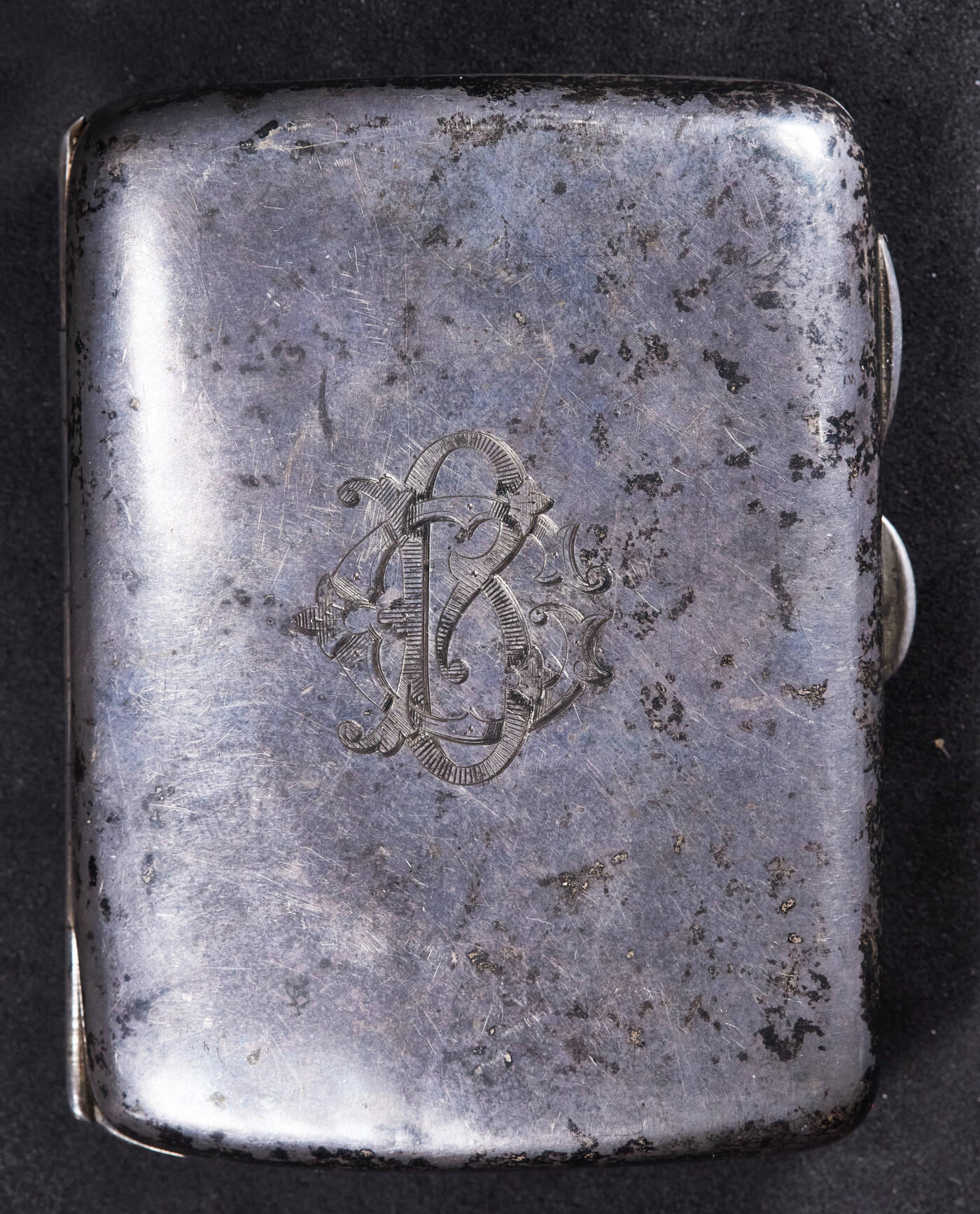 【俄甄集藏】2026年(046)01-07 星期三 晚 19:30 全场包邮 英国伯明翰1919年霍顿与奥尔迪制银公司出品内镀金古董银烟盒，长：86mm，宽：68mm，厚：20mm，重量：118.68克，内有铭文