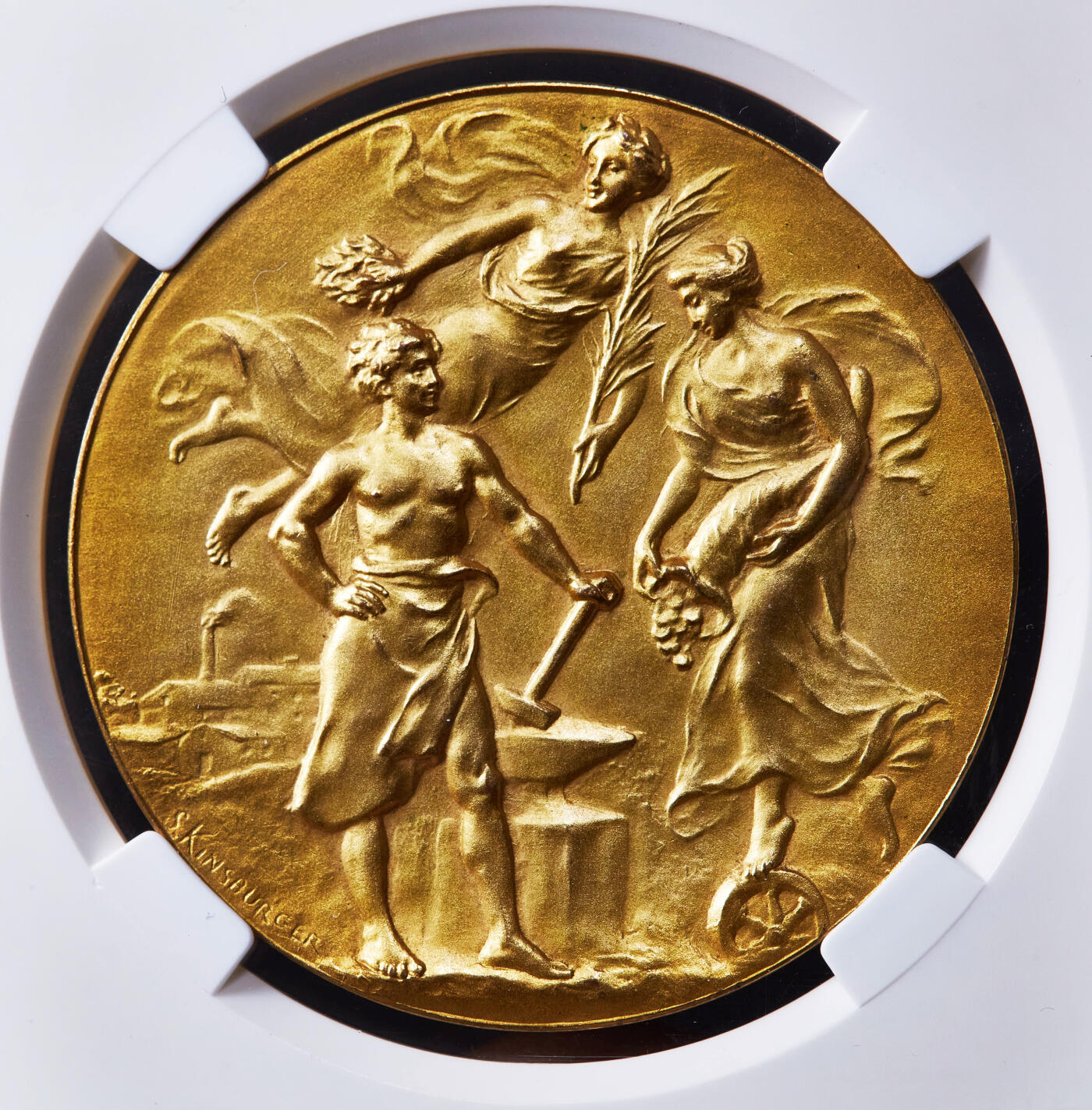 【俄甄集藏】2026年(046)01-07 星期三 晚 19:30 全场包邮 法国1907年新艺术运动时期纪念巴黎皇家宫殿国际博览会镀金大铜章，信泰 MS67，设计精美，金水足，直径：57mm