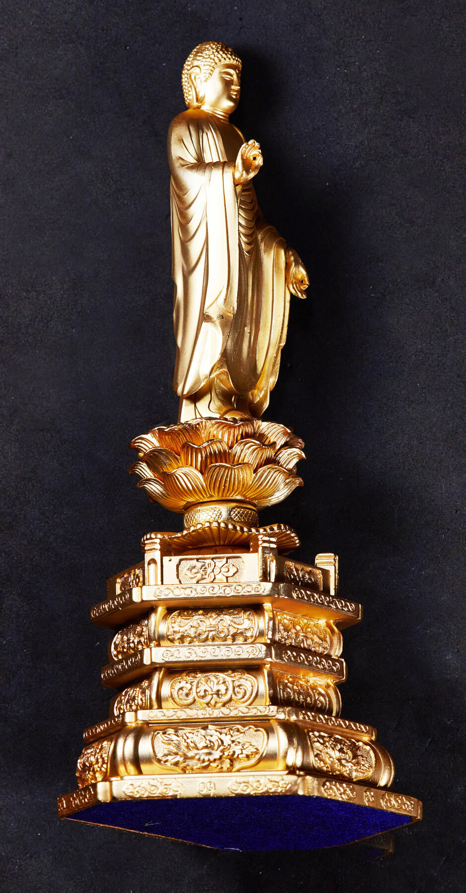 【俄甄集藏】2026年(046)01-07 星期三 晚 19:30 全场包邮 日本现代名家工艺释迦牟尼铜镀金立体佛像，原盒带证，高：240mm，底座直径：95mm，重量：810克，开脸好，金水足