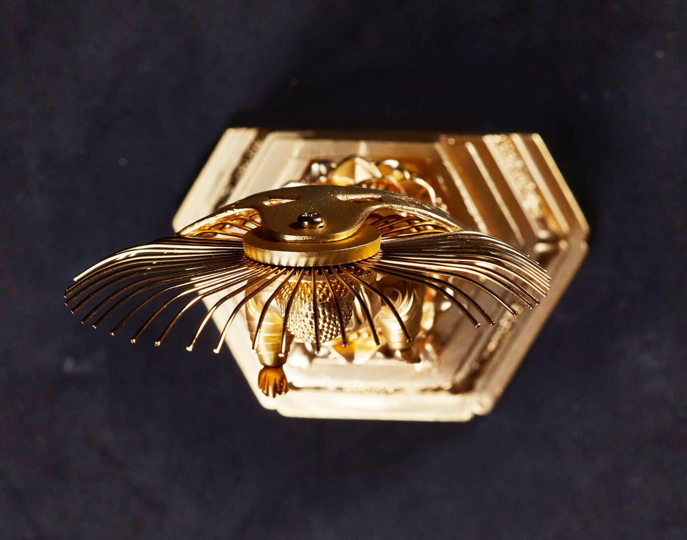 【俄甄集藏】2026年(046)01-07 星期三 晚 19:30 全场包邮 日本现代名家工艺释迦牟尼铜镀金立体佛像，原盒带证，高：240mm，底座直径：95mm，重量：810克，开脸好，金水足