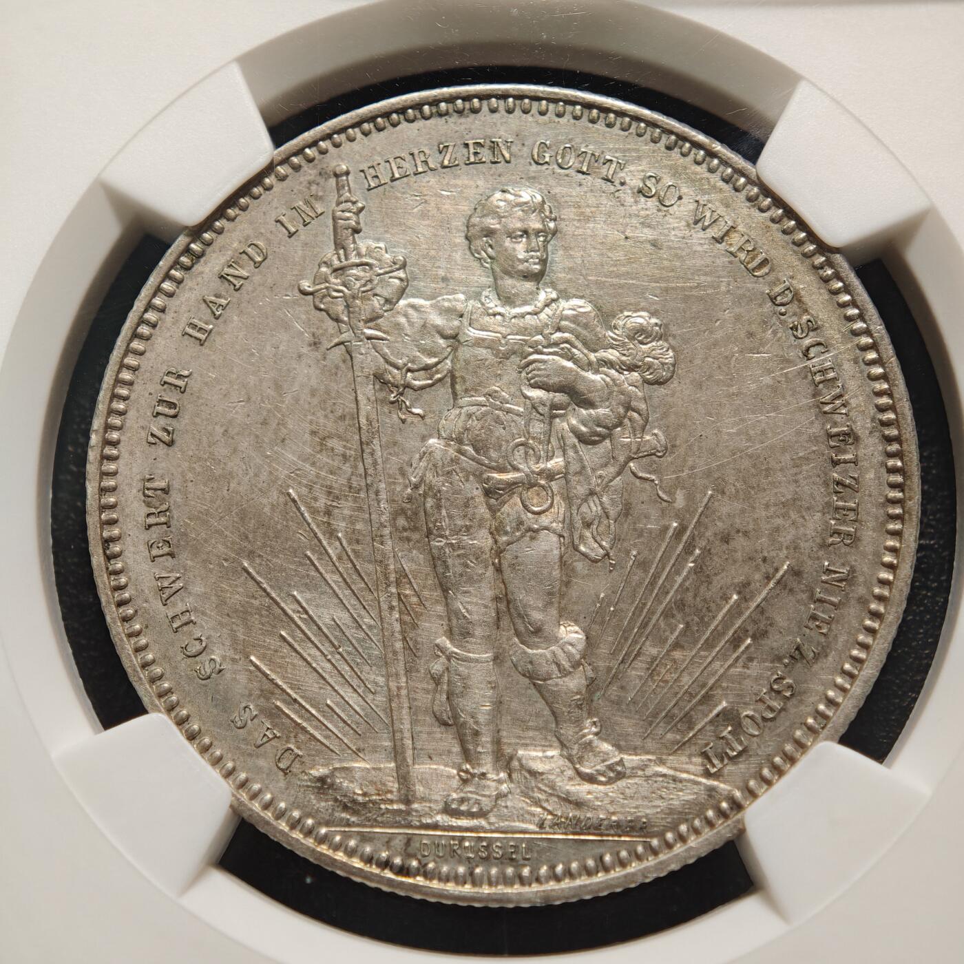 【德藏】世界币章拍卖第160期 1879年 瑞士巴塞尔射击节5法郎纪念银币 NGC AU 发行量30000枚 正面是手持长剑的士兵形象 背面是瑞士联邦徽章和鹰头图案 铸造精美 淡淡包浆 品相完好