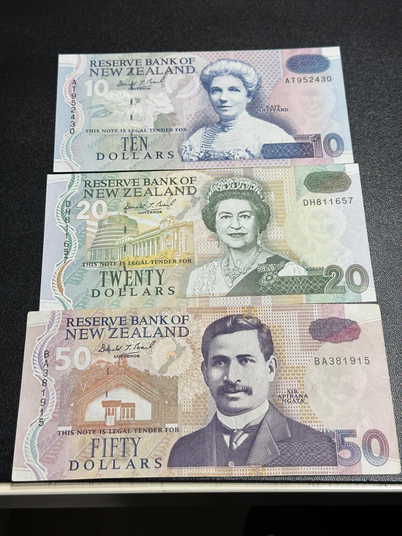 《外钞收藏家》第五百九十九期（畅拍场）（本平台长期征集拍品、欢迎藏友们联系合作） 新西兰10和20元UNC-/50元非全新一起