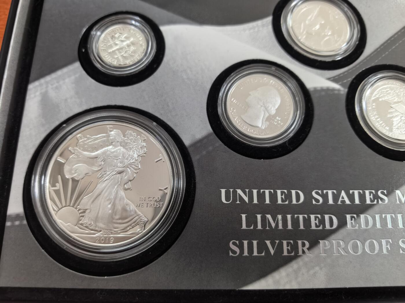 长老汇蛇年精选第九十一场拍卖 2019美国8枚精制银套币，78克多999银，盒证全，含行走女神，少见