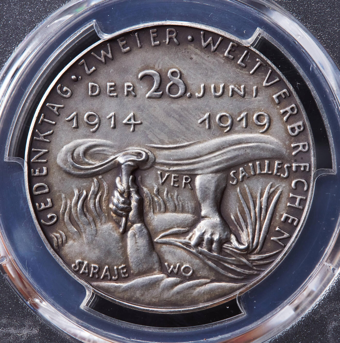 【俄甄集藏】2026年(046)01-07 星期三 晚 19:30 全场包邮 德国1919年纪念一战战败《凡尔赛条约》签署讽刺银章，PCGS SP63，卡尔·哥茨作品，黄油彩老包浆，稀少品种，唯一亚军