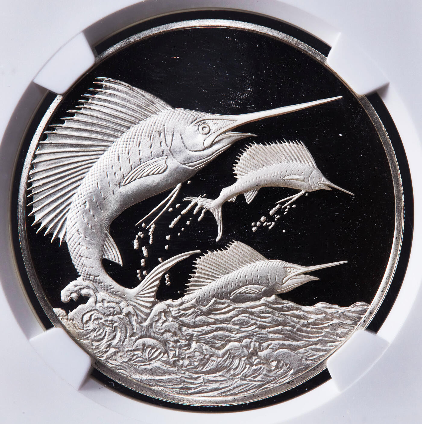 【俄甄集藏】2026年(046)01-07 星期三 晚 19:30 全场包邮 英属特克斯和凯科斯群岛1999年FM版马林旗鱼20克朗精制大银币，NGC PF68UC，设计精美，重33.37克，999银，盒子边缘有小磕