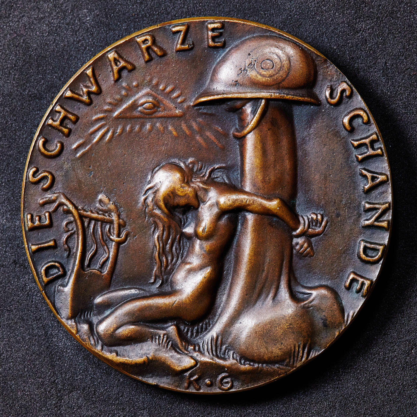 【俄甄集藏】2026年(046)01-07 星期三 晚 19:30 全场包邮 德国1920年原铸黑色耻辱大铜章，卡尔·哥茨作品，直径：55mm，重量：53.29g，德国一战后宣扬战败耻辱和民族种族仇恨的纪念章之一，名誉品种