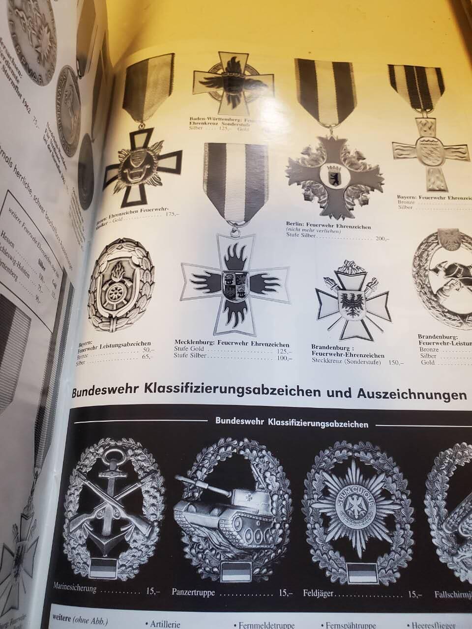 韵星假日拍卖第三十五期 -- Rimey Holidays Auction 34 苏德勋奖章 铜版纸印刷 记录了从帝德到nazi到东西德的热门常见奖章证章勋章和苏联勋奖章 图片非常多 入门必备