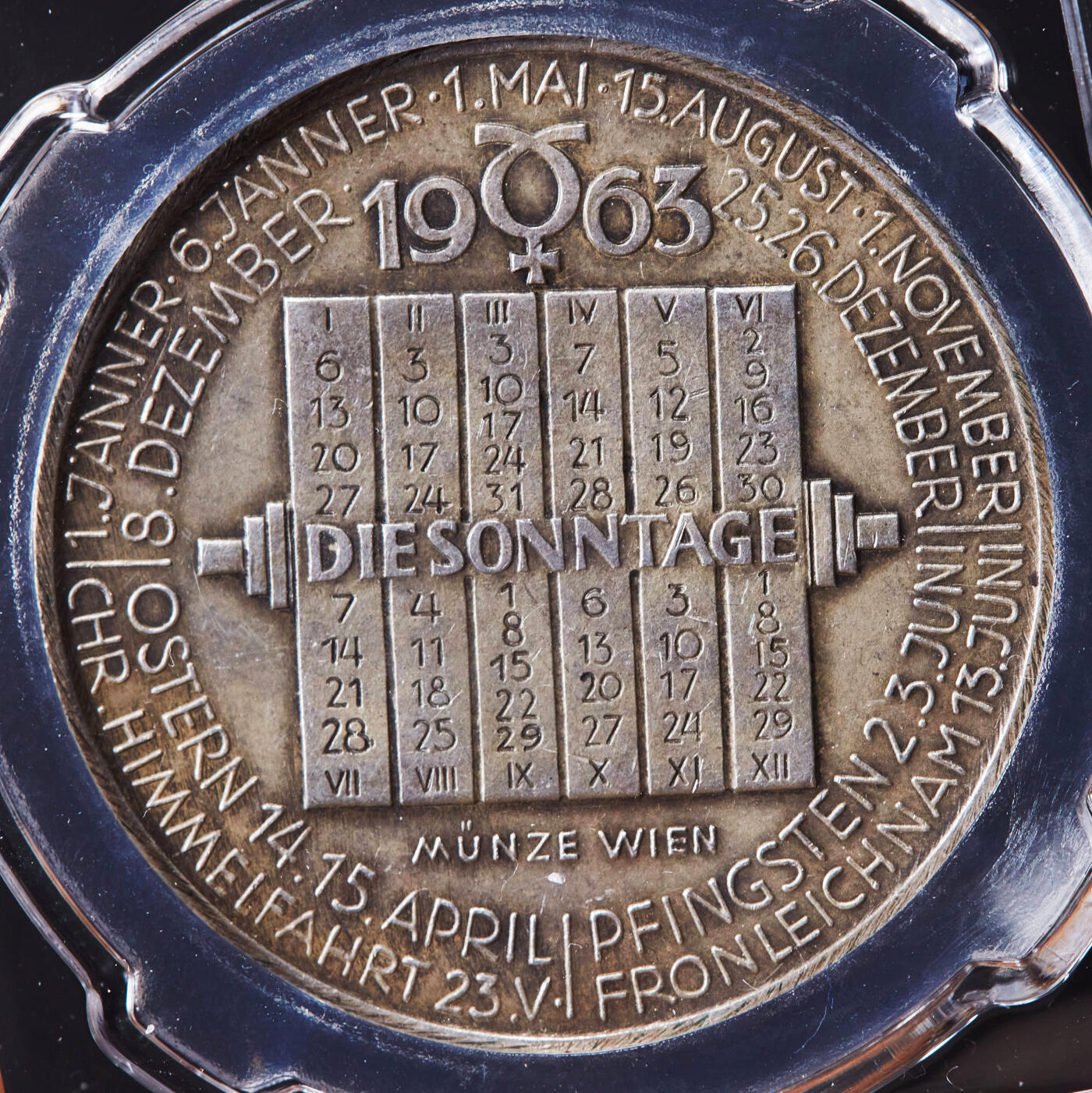【俄甄集藏】2026年(046)01-07 星期三 晚 19:30 全场包邮 奥地利1963年维也纳日历磨砂银章，信泰 MS61，正面罗马神话商业与信使之神墨丘利，环刻铭文“年度统治者水星主宰”，背面为刻有宗教节日的日历表盘，原味包浆，稀少品种，重25克，90%银