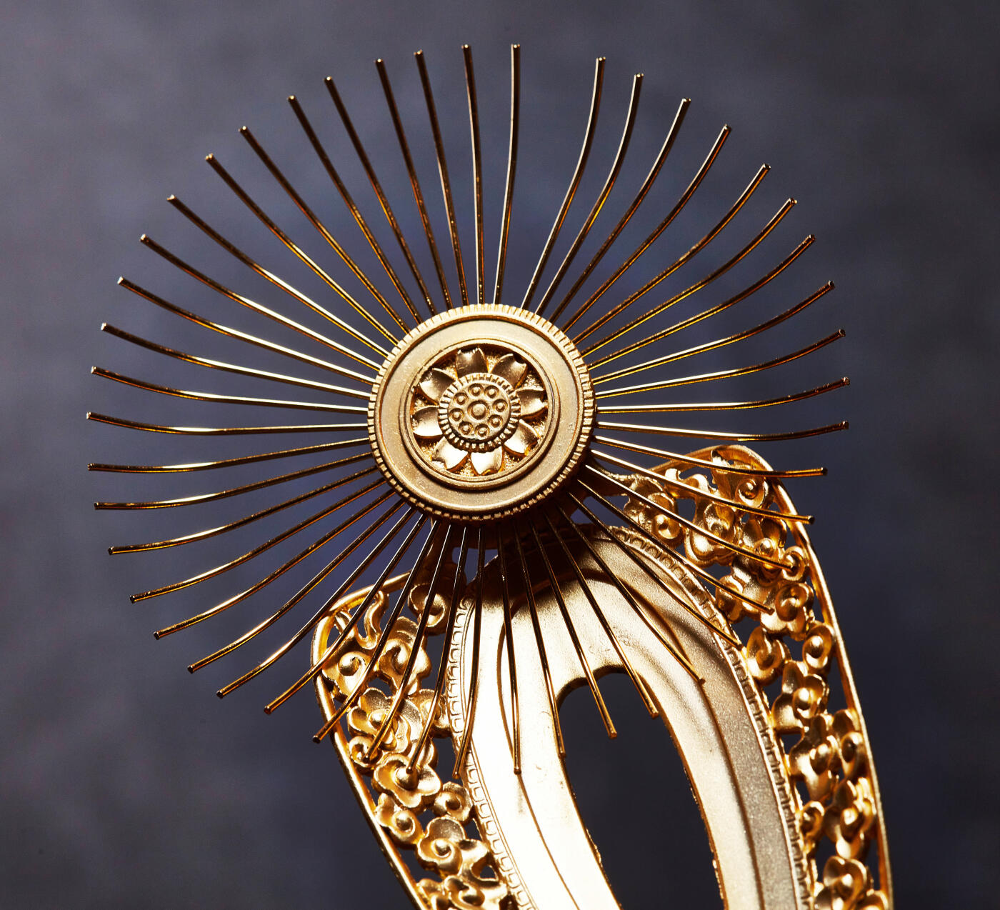 【俄甄集藏】2026年(046)01-07 星期三 晚 19:30 全场包邮 日本现代名家工艺释迦牟尼铜镀金立体佛像，原盒带证，高：240mm，底座直径：95mm，重量：810克，开脸好，金水足