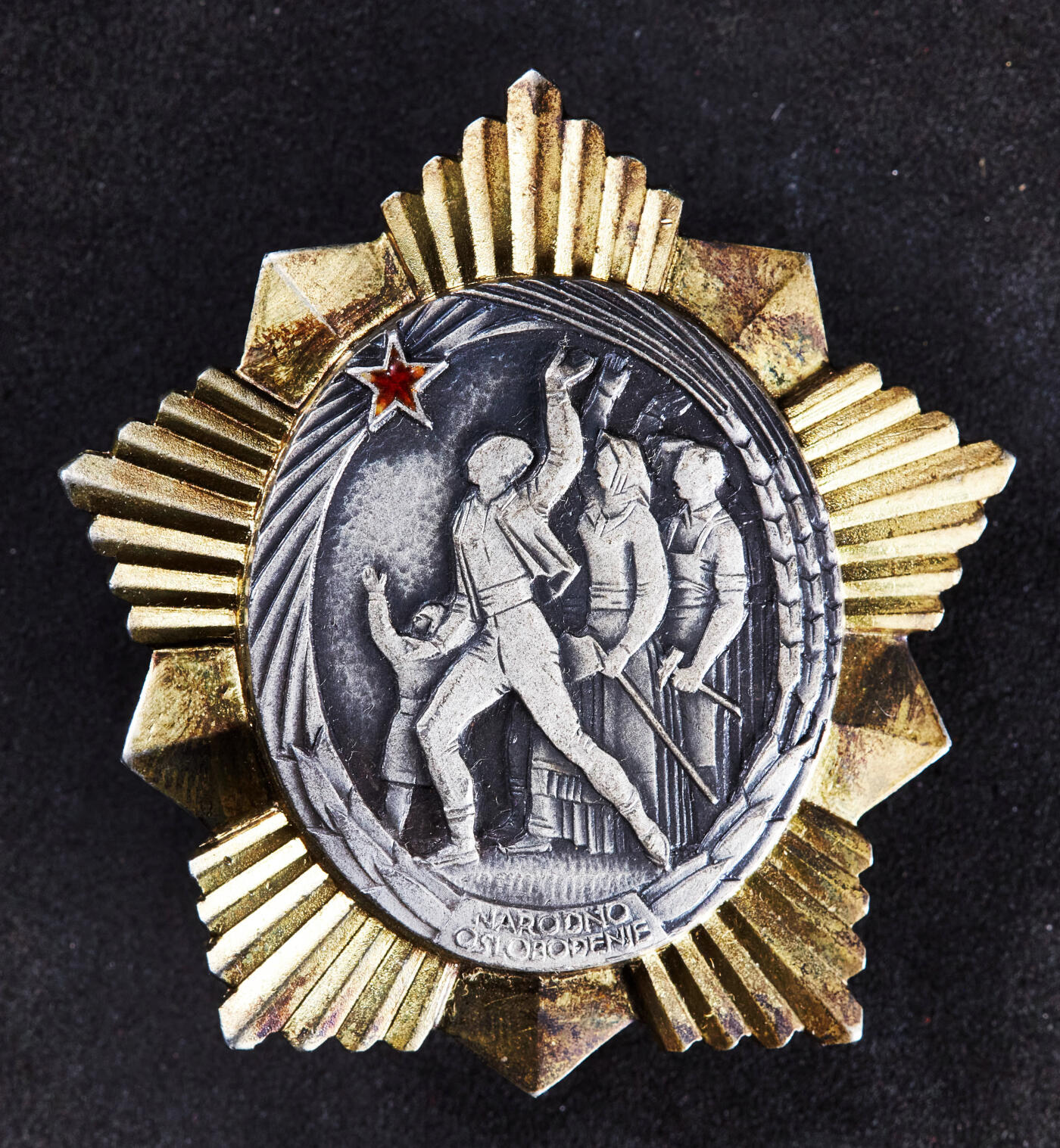 【俄甄集藏】2026年(046)01-07 星期三 晚 19:30 全场包邮 南斯拉夫1943年轮版解放勋章，银质镀金局部珐琅，81号，尺寸：35mm x 45mm，重量：50.22克，南斯拉夫勋章里的高等级品种