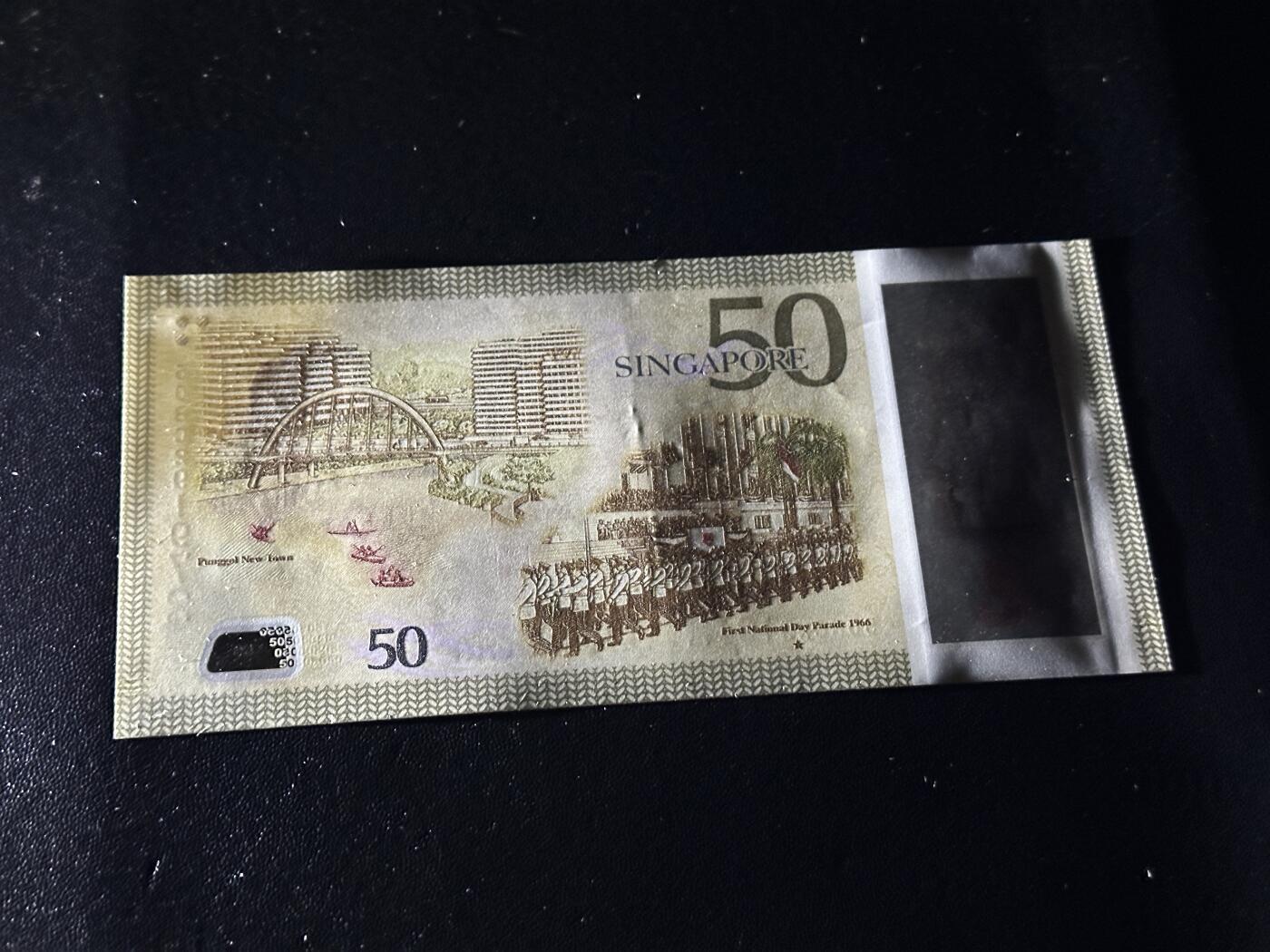 《外钞收藏家》第五百九十九期（畅拍场）（本平台长期征集拍品、欢迎藏友们联系合作） 2015年新加坡50元 纪念钞 全新但有压印