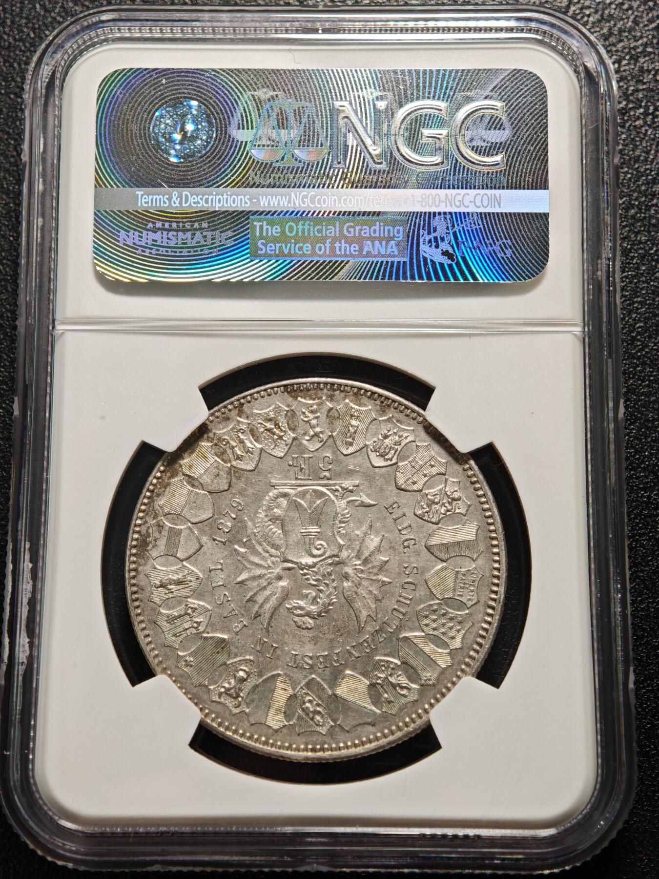 【德藏】世界币章拍卖第160期 1879年 瑞士巴塞尔射击节5法郎纪念银币 NGC AU 发行量30000枚 正面是手持长剑的士兵形象 背面是瑞士联邦徽章和鹰头图案 铸造精美 淡淡包浆 品相完好