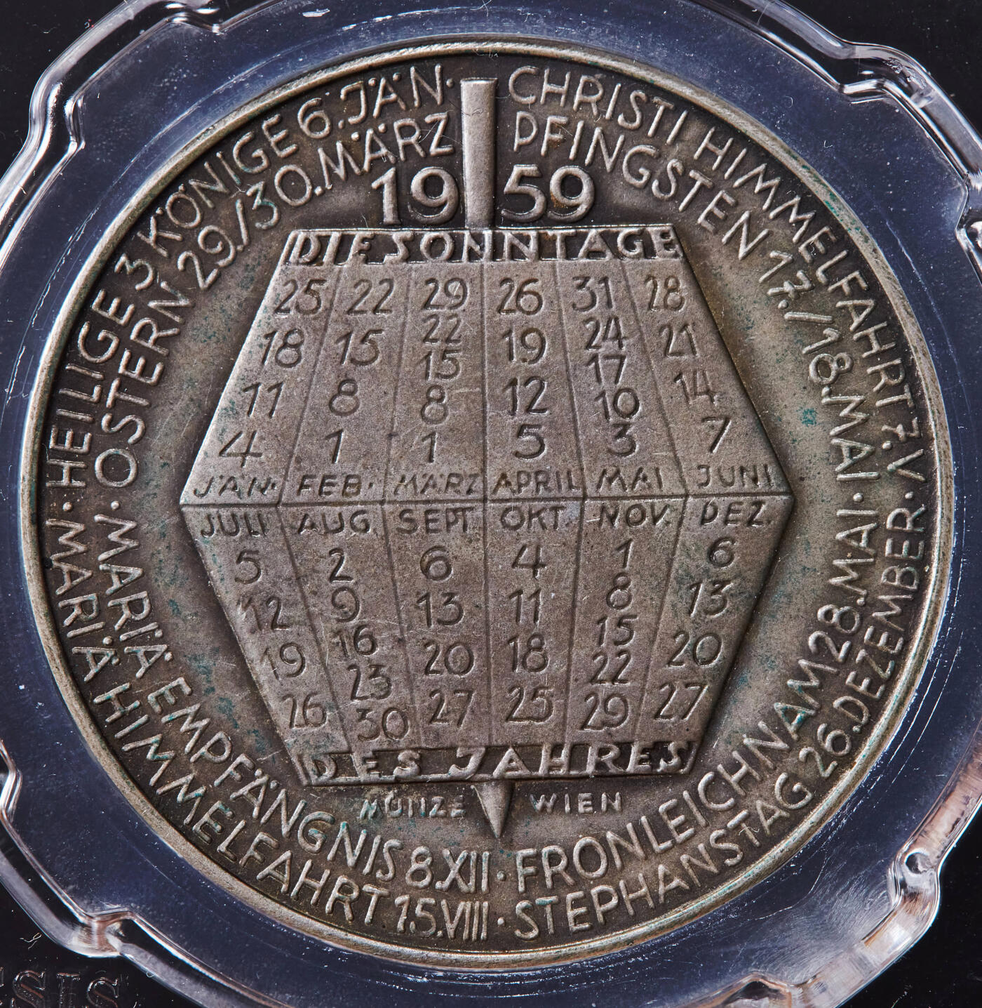 【俄甄集藏】2026年(046)01-07 星期三 晚 19:30 全场包邮 奥地利1959年维也纳日历磨砂银章，信泰 MS62，正面罗马神话众神之王朱庇特，环刻铭文“年度统治者木星”，背面为刻有宗教节日的日历表盘，原味包浆，稀少品种，重25克，90%银