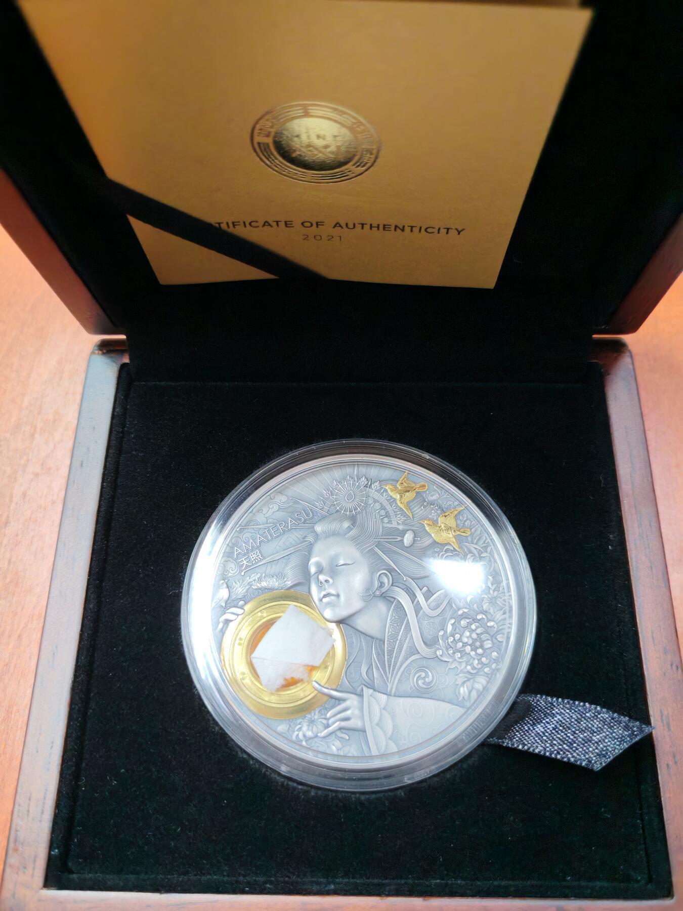 长老汇蛇年精选第九十一场拍卖 2021纽埃世界太阳神系列之日本天照神5元仿古部分镀金镶嵌琥珀银币，3盎司999，盒证全，500枚，该系列目前这枚最贵