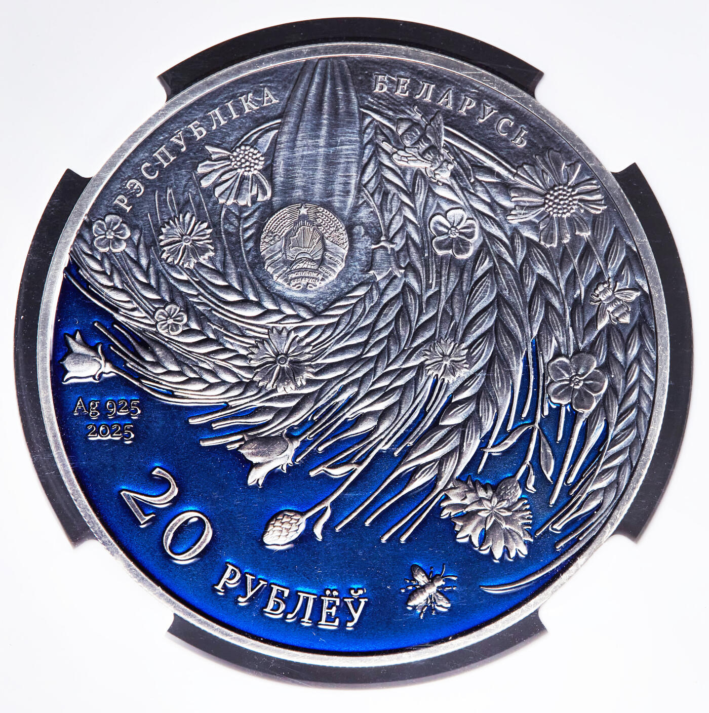 【俄甄集藏】2026年(046)01-07 星期三 晚 19:30 全场包邮 白俄罗斯2025年纪念世界反法西斯胜利80周年20卢布仿古纪念银币，HHP MS69，带证书，热门品种，康乃馨的红色点睛之笔，直径50mm，重67.26克，发行量2500枚