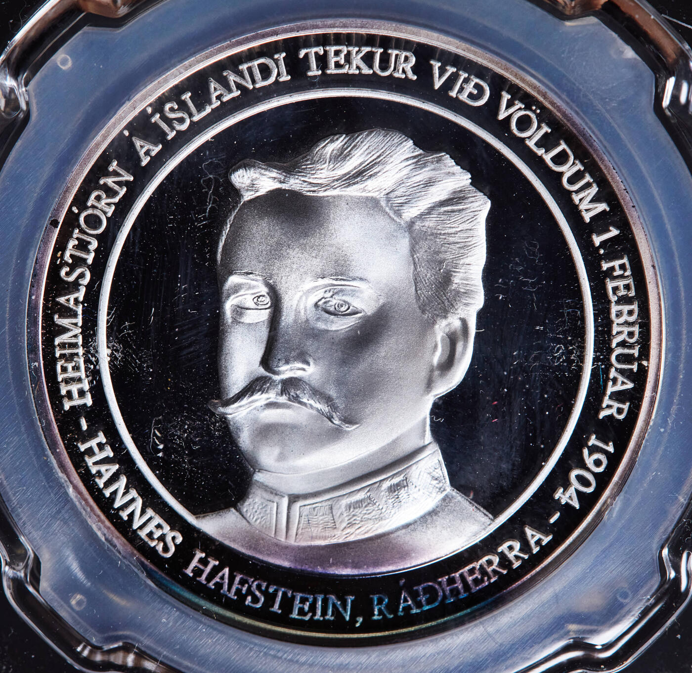 【俄甄集藏】2026年(046)01-07 星期三 晚 19:30 全场包邮 冰岛2004年纪念首位总理汉内斯·哈夫斯泰因执政百年纪念精制银章，信泰 PF69UC，重22克，999银