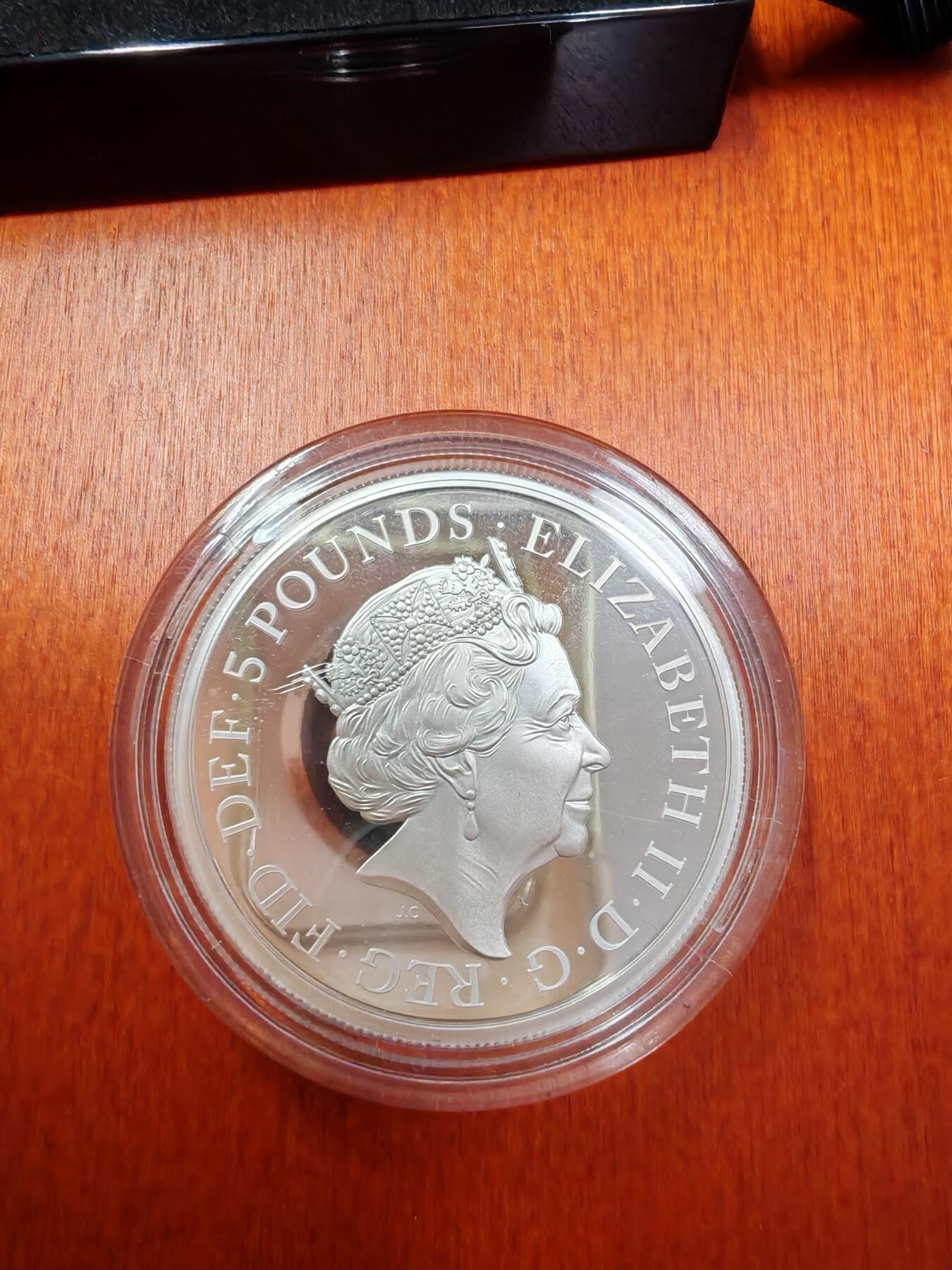长老汇蛇年精选第九十一场拍卖 2022英国不列颠女神5英镑精制银币，2盎司999银，550枚，盒证全，钢琴烤漆木盒，仪式感十足的英国皇家造币厂包装盒