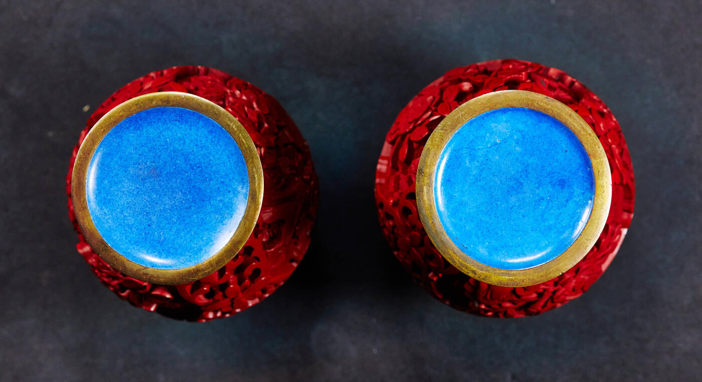 【俄甄集藏】2026年(046)01-07 星期三 晚 19:30 全场包邮 中国1950-1970年代出口换汇时期剔红漆器花瓶两支一对，铜胎蓝瓷底，满工纹饰，高：105mm，宽直径：60mm，底座：40mm