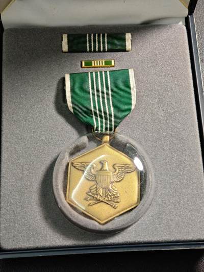 【德藏】世界币章拍卖第160期 - 美国陆军军事功绩奖章 原盒 带略和珐琅略 直径约：35.7mm/仅章；重约：30.3g