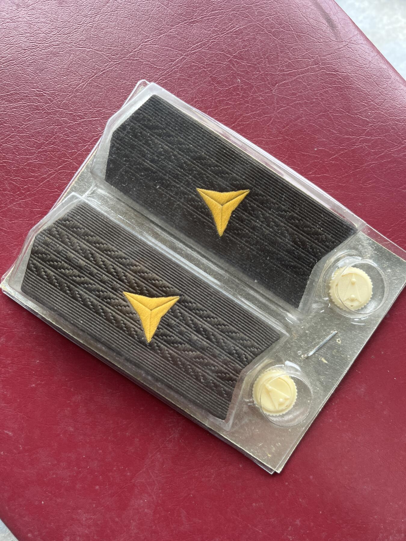 八九十年代朝鲜刺绣丝织章专场拍卖 九十年代朝鲜社会主义国家苏式原始状态丝织章