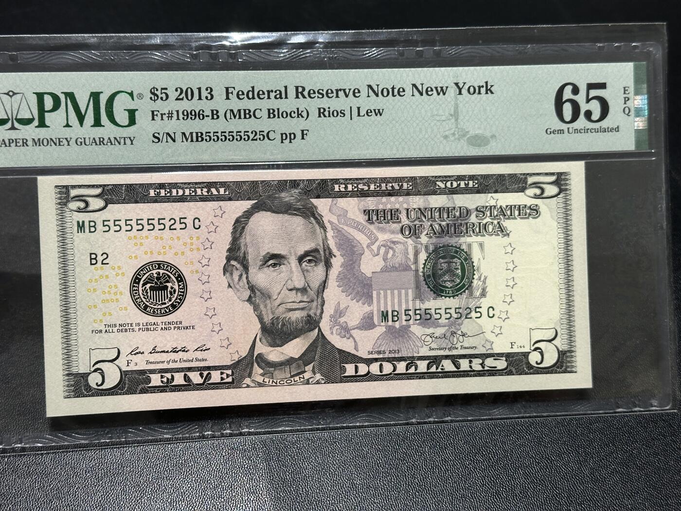 🎉🎉🎉《外钞收藏家》第六百期（年度庆典场）（本平台长期征集拍品、欢迎藏友们联系合作）❤️❤️❤️ 22013年美国彩版5美元 人二 2和5组合靓号 PMG65