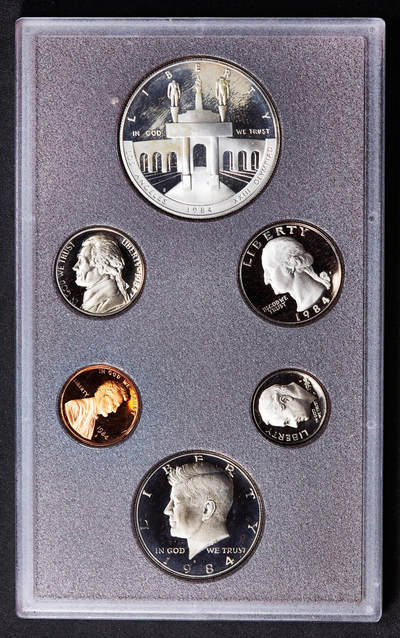 【俄甄集藏】2026年(046)01-07 星期三 晚 19:30 全场包邮 - 美国1984年纪念洛杉矶奥运会精制封装硬币6枚套，其中1元为银币，重26.73克，90%银，银币有氧化