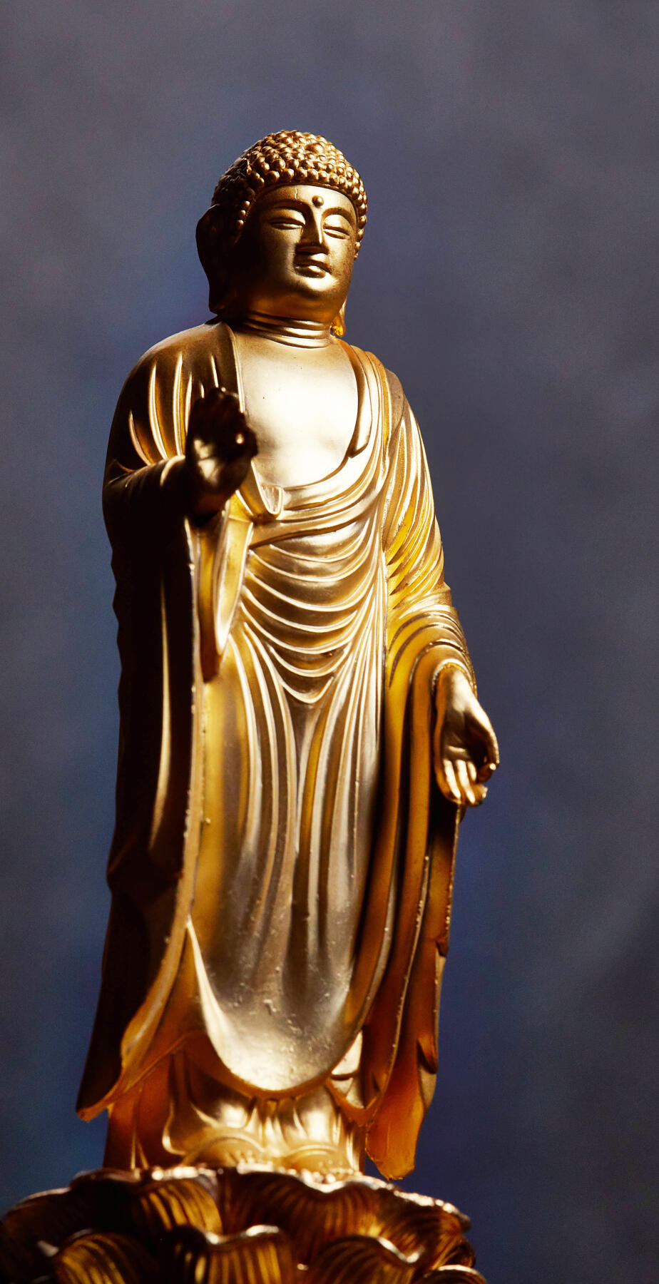 【俄甄集藏】2026年(046)01-07 星期三 晚 19:30 全场包邮 日本现代名家工艺释迦牟尼铜镀金立体佛像，原盒带证，高：240mm，底座直径：95mm，重量：810克，开脸好，金水足