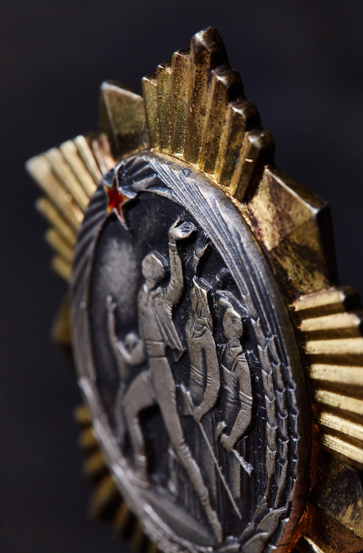 【俄甄集藏】2026年(046)01-07 星期三 晚 19:30 全场包邮 南斯拉夫1943年轮版解放勋章，银质镀金局部珐琅，81号，尺寸：35mm x 45mm，重量：50.22克，南斯拉夫勋章里的高等级品种