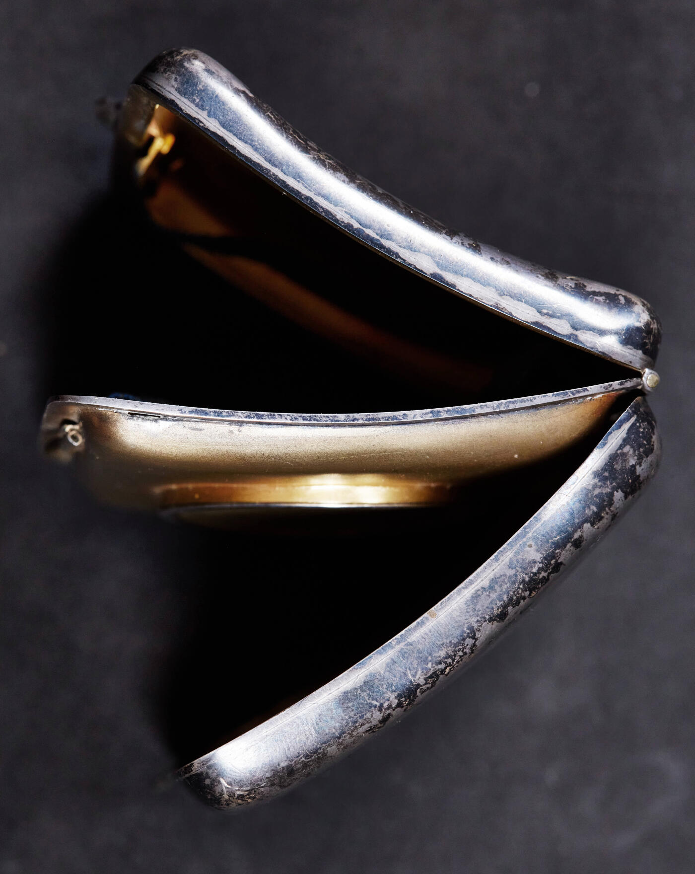 【俄甄集藏】2026年(046)01-07 星期三 晚 19:30 全场包邮 英国伯明翰1919年霍顿与奥尔迪制银公司出品内镀金古董银烟盒，长：86mm，宽：68mm，厚：20mm，重量：118.68克，内有铭文