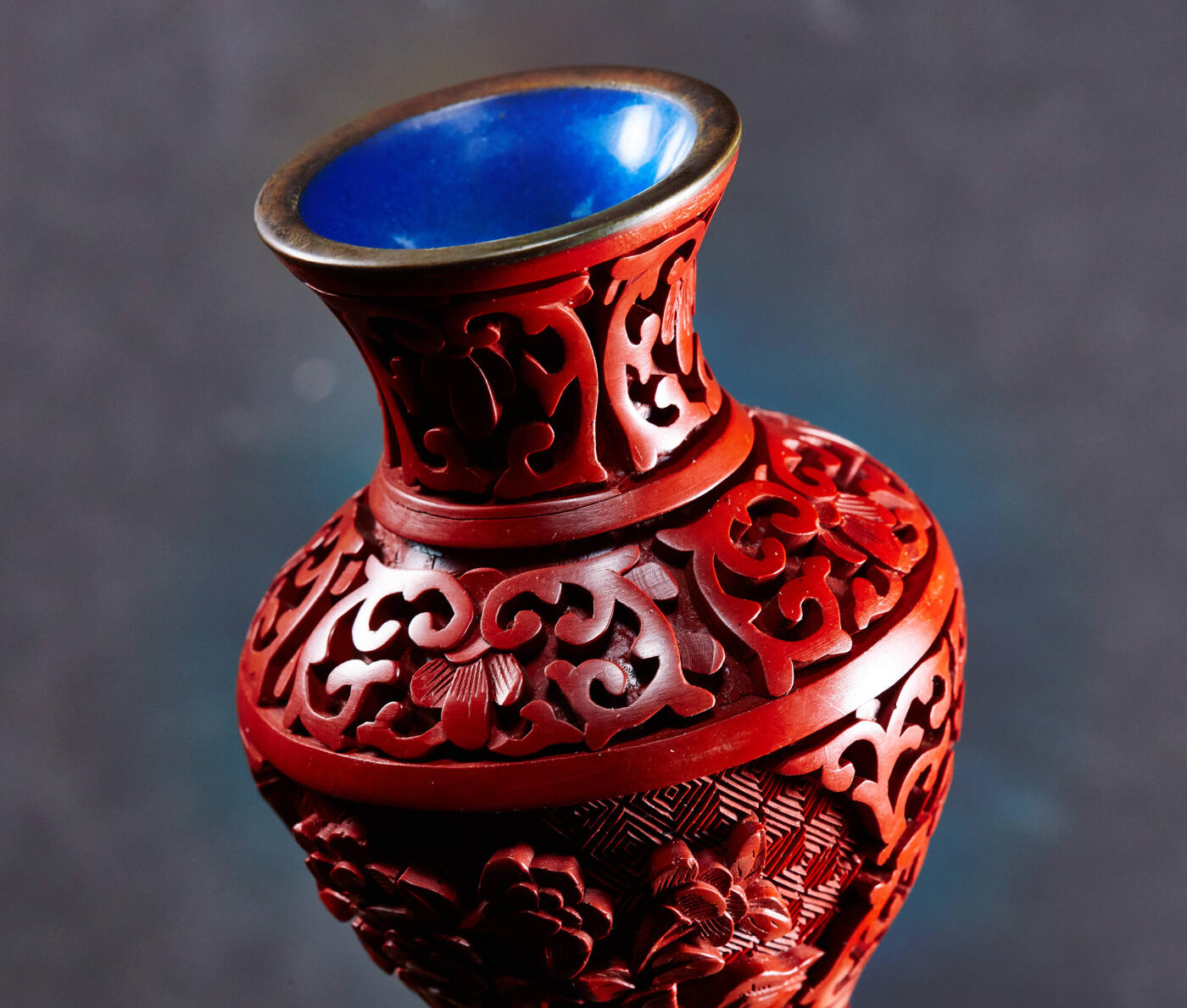 【俄甄集藏】2026年(046)01-07 星期三 晚 19:30 全场包邮 中国1950-1970年代出口换汇时期剔红漆器花瓶两支一对，铜胎蓝瓷底，满工纹饰，高：105mm，宽直径：60mm，底座：40mm
