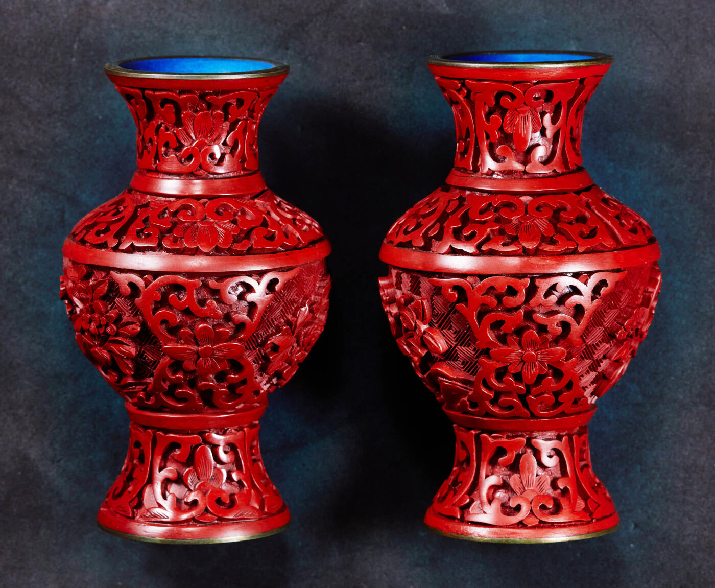 【俄甄集藏】2026年(046)01-07 星期三 晚 19:30 全场包邮 中国1950-1970年代出口换汇时期剔红漆器花瓶两支一对，铜胎蓝瓷底，满工纹饰，高：105mm，宽直径：60mm，底座：40mm